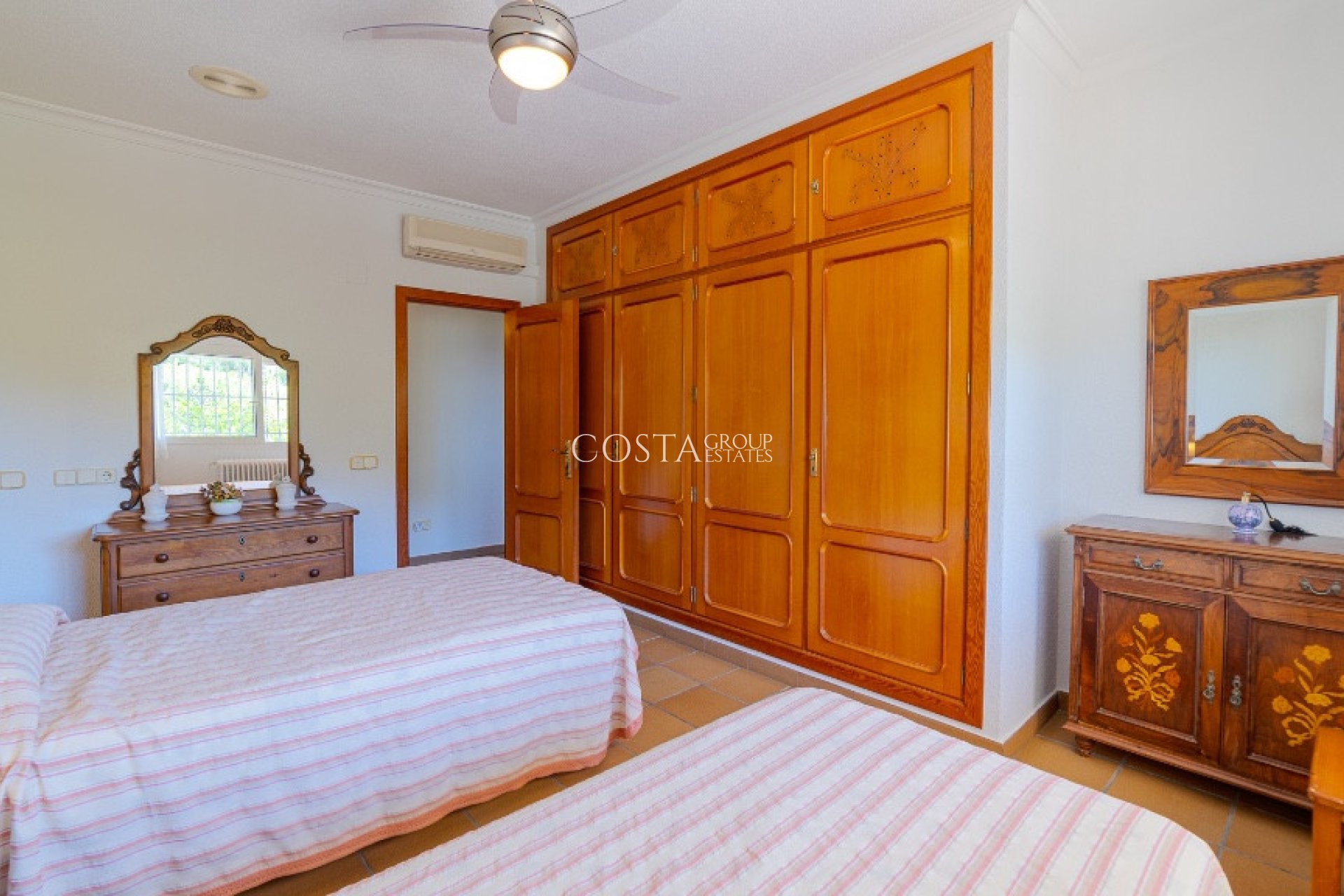 Resale - Villa -
Orihuela Costa - Campoamor