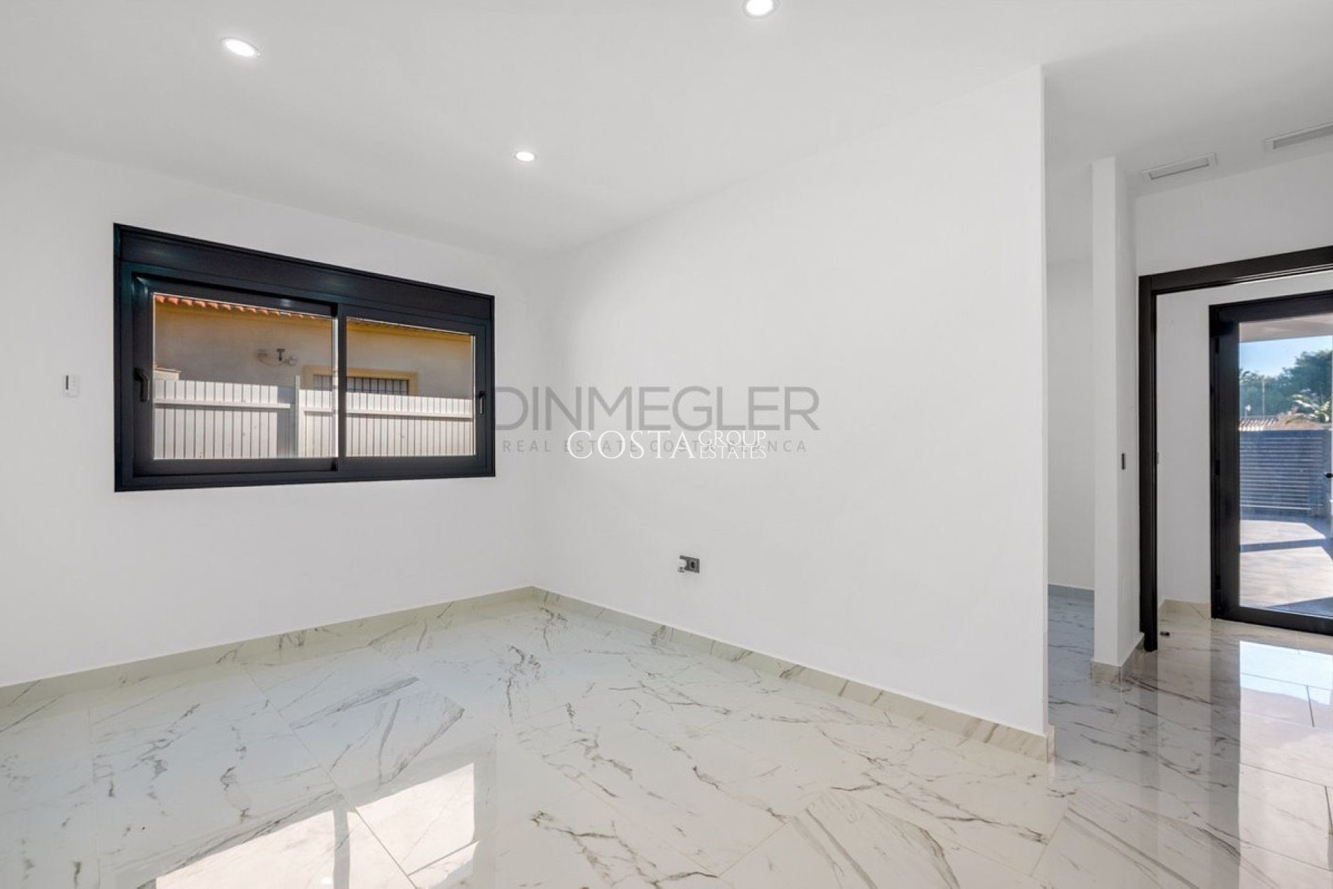 Resale - Villa -
Orihuela Costa - Campoamor