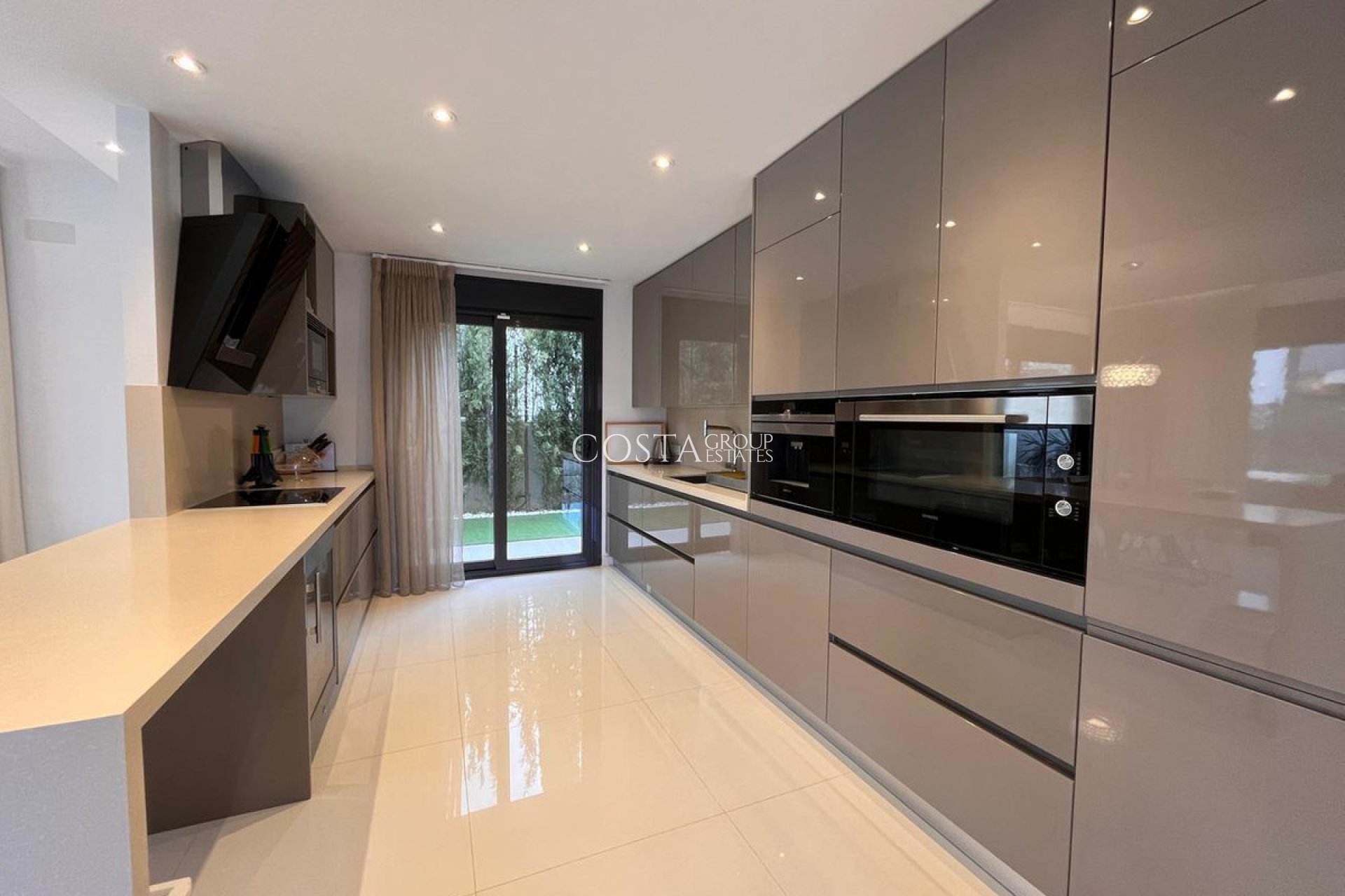 Resale - Villa -
Orihuela Costa - Dehesa de Campoamor