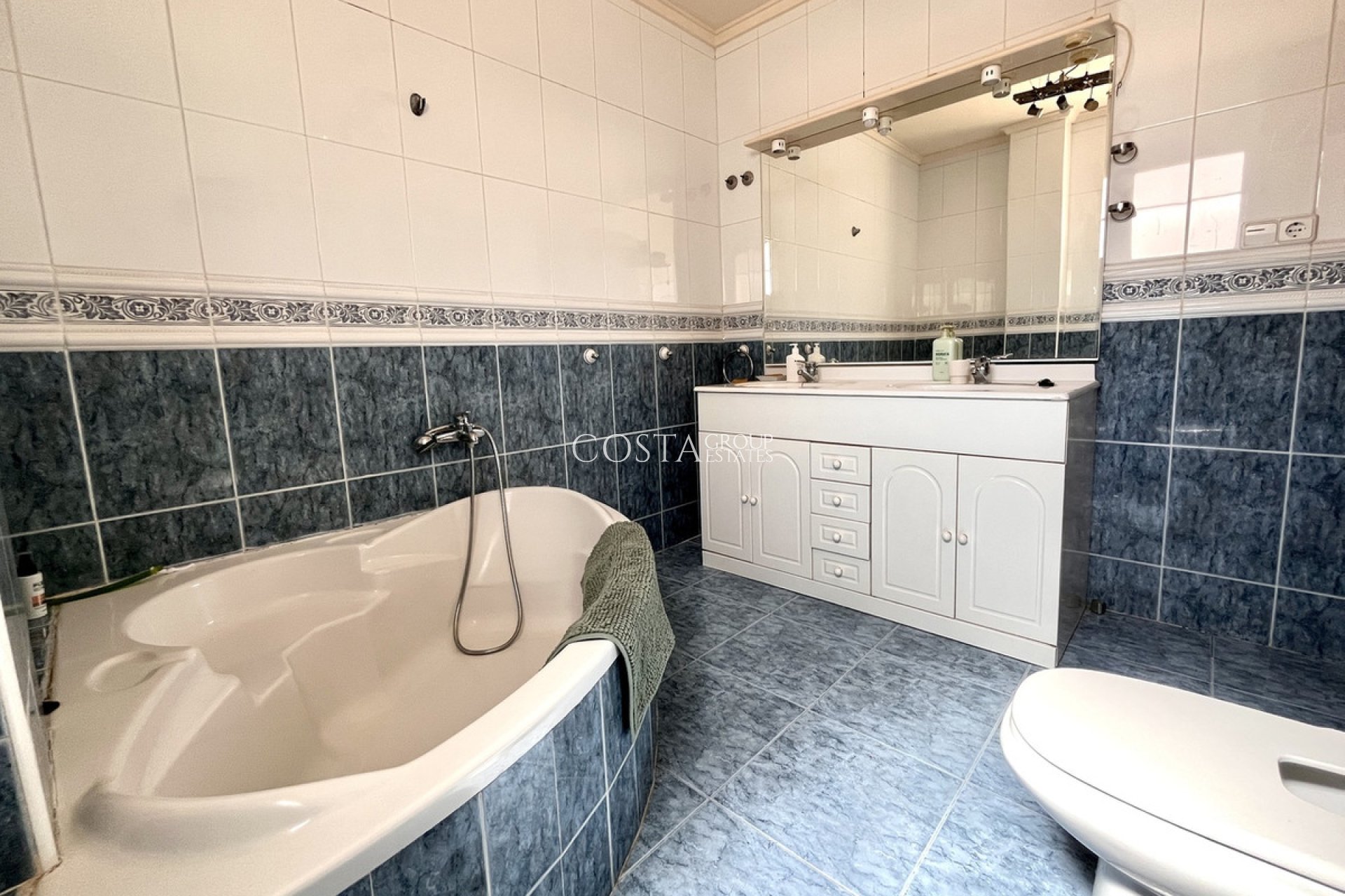 Resale - Villa -
Orihuela Costa - La Zenia