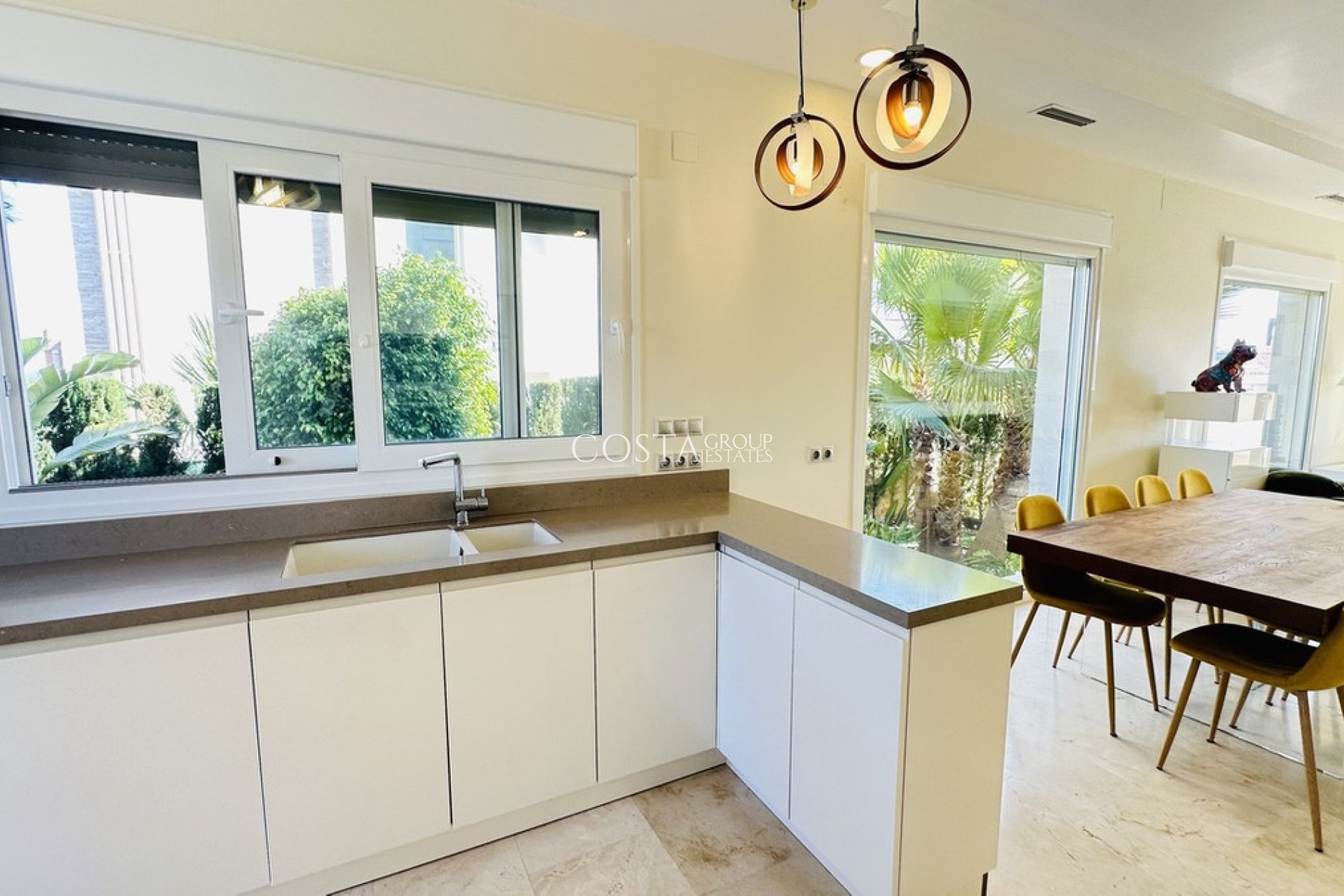 Resale - Villa -
Orihuela Costa - La Zenia