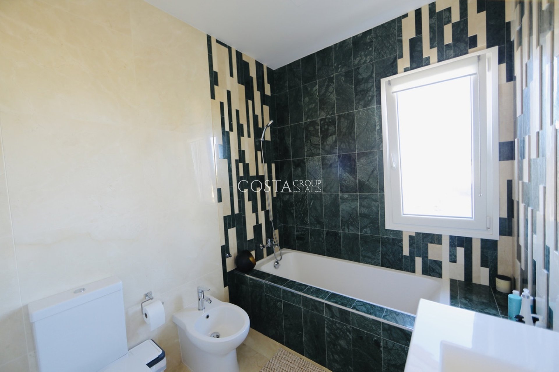 Resale - Villa -
Orihuela Costa - La Zenia