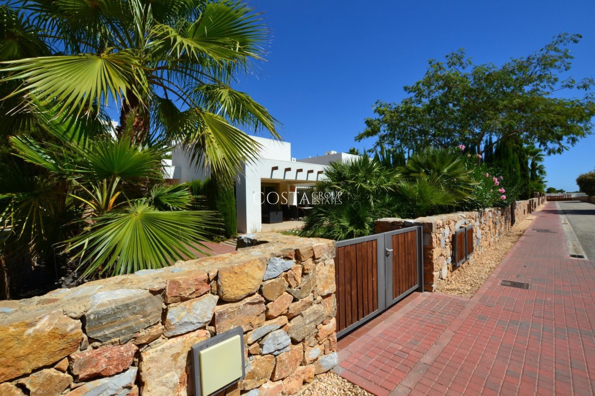 Resale - Villa -
Orihuela Costa - Las Colinas Golf
