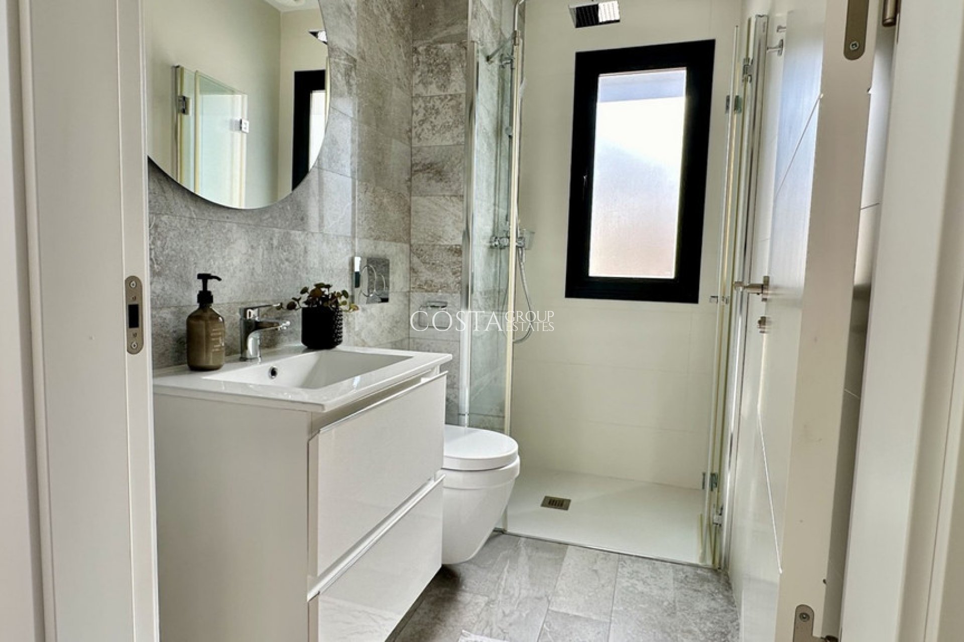 Resale - Villa -
Orihuela Costa - Lomas de Cabo Roig