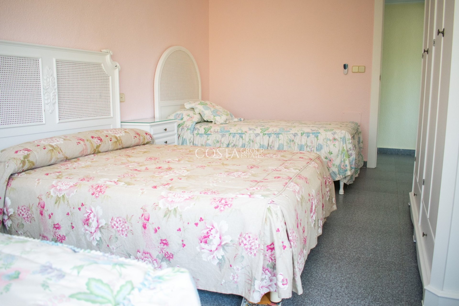 Resale - Villa -
Orihuela Costa - MUY CERCA DE LA PLAYA