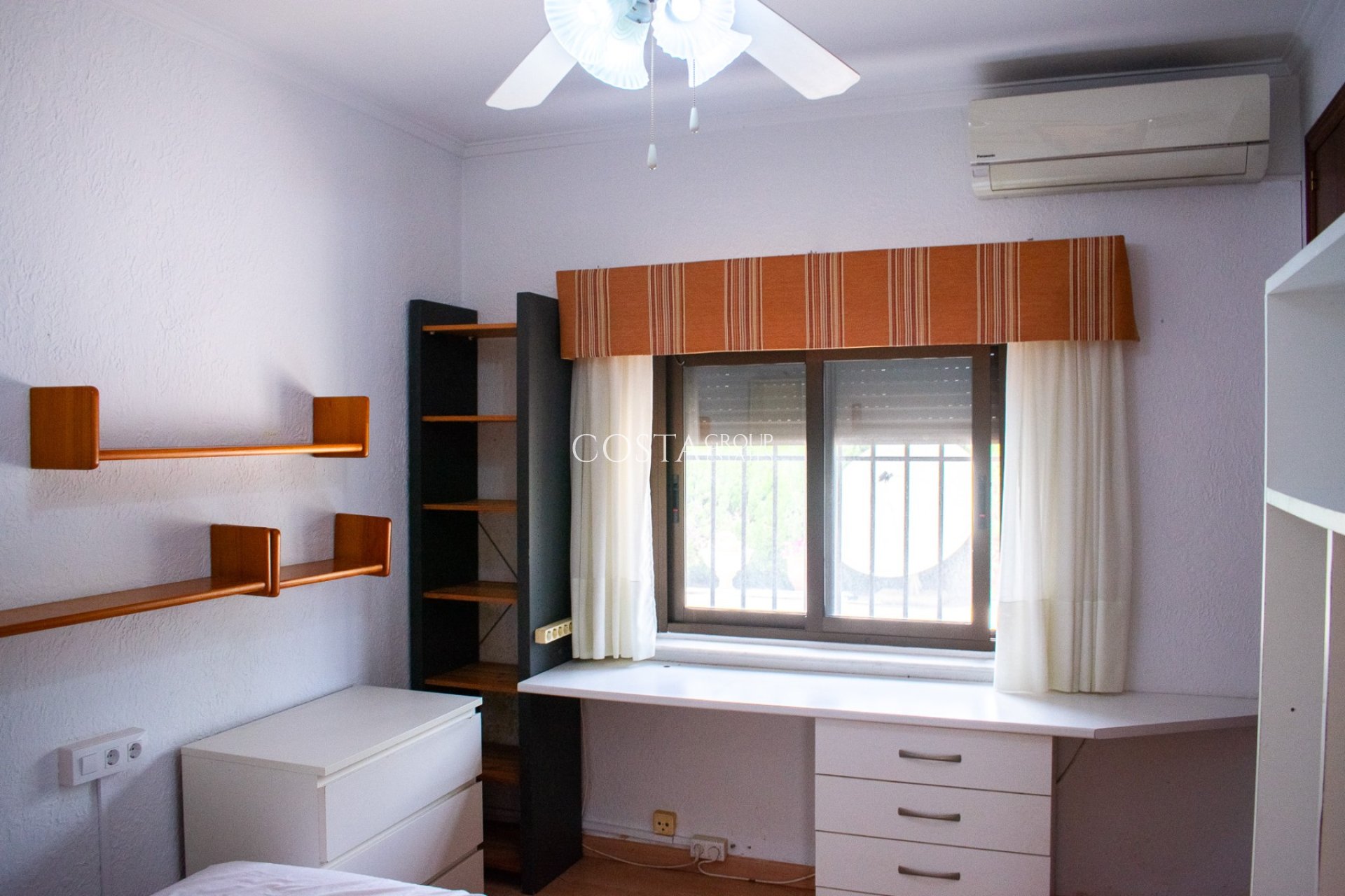 Resale - Villa -
Orihuela Costa - MUY CERCA DE LA PLAYA