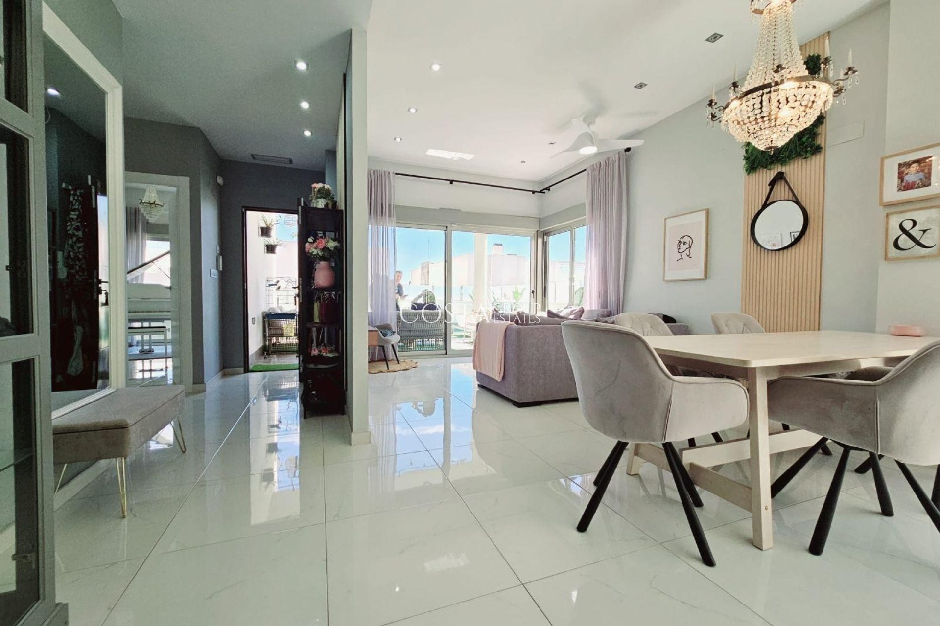 Resale - Villa -
Orihuela Costa - Villamartín