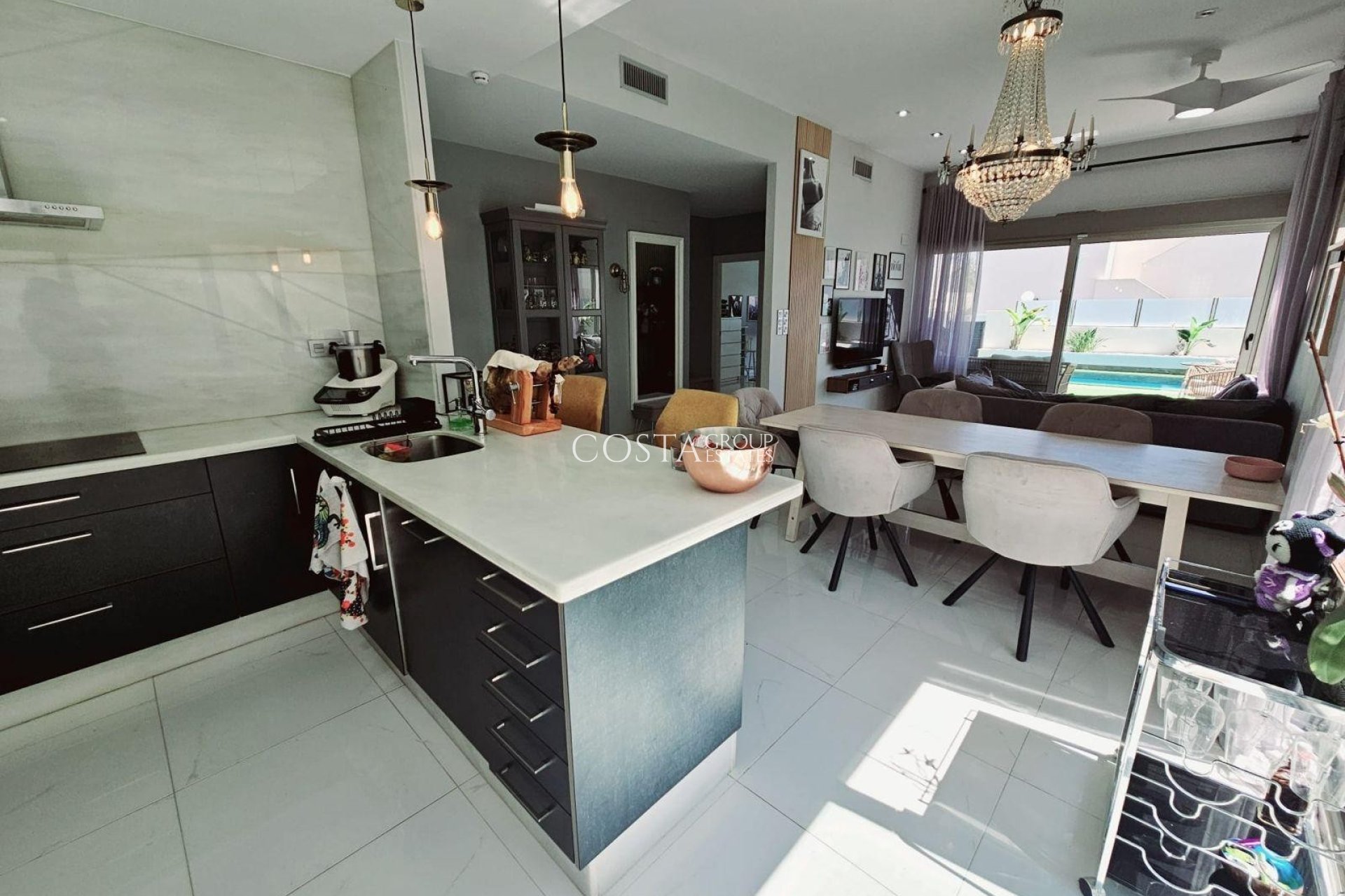 Resale - Villa -
Orihuela Costa - Villamartín