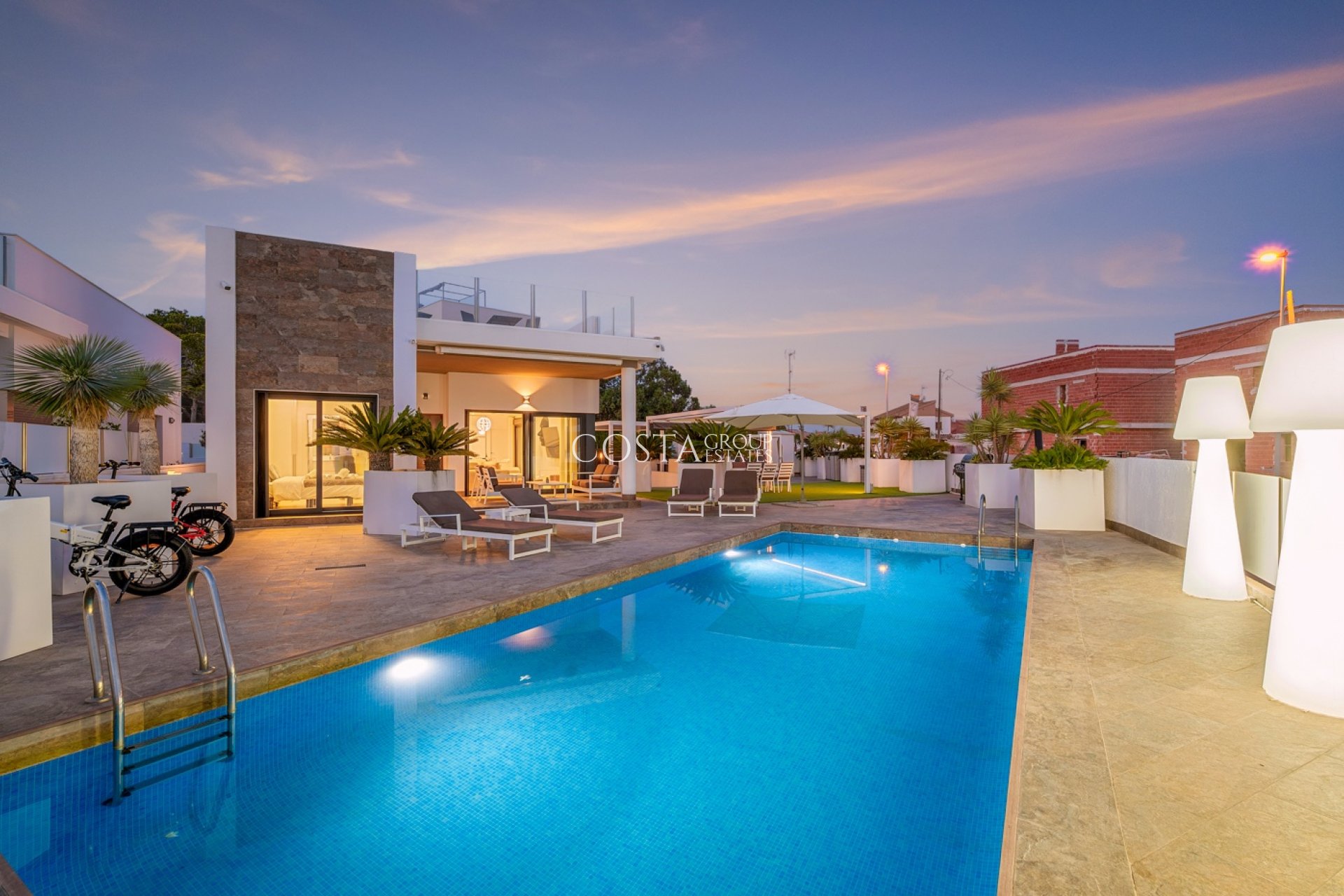 Resale - Villa -
Orihuela Costa - Villamartín