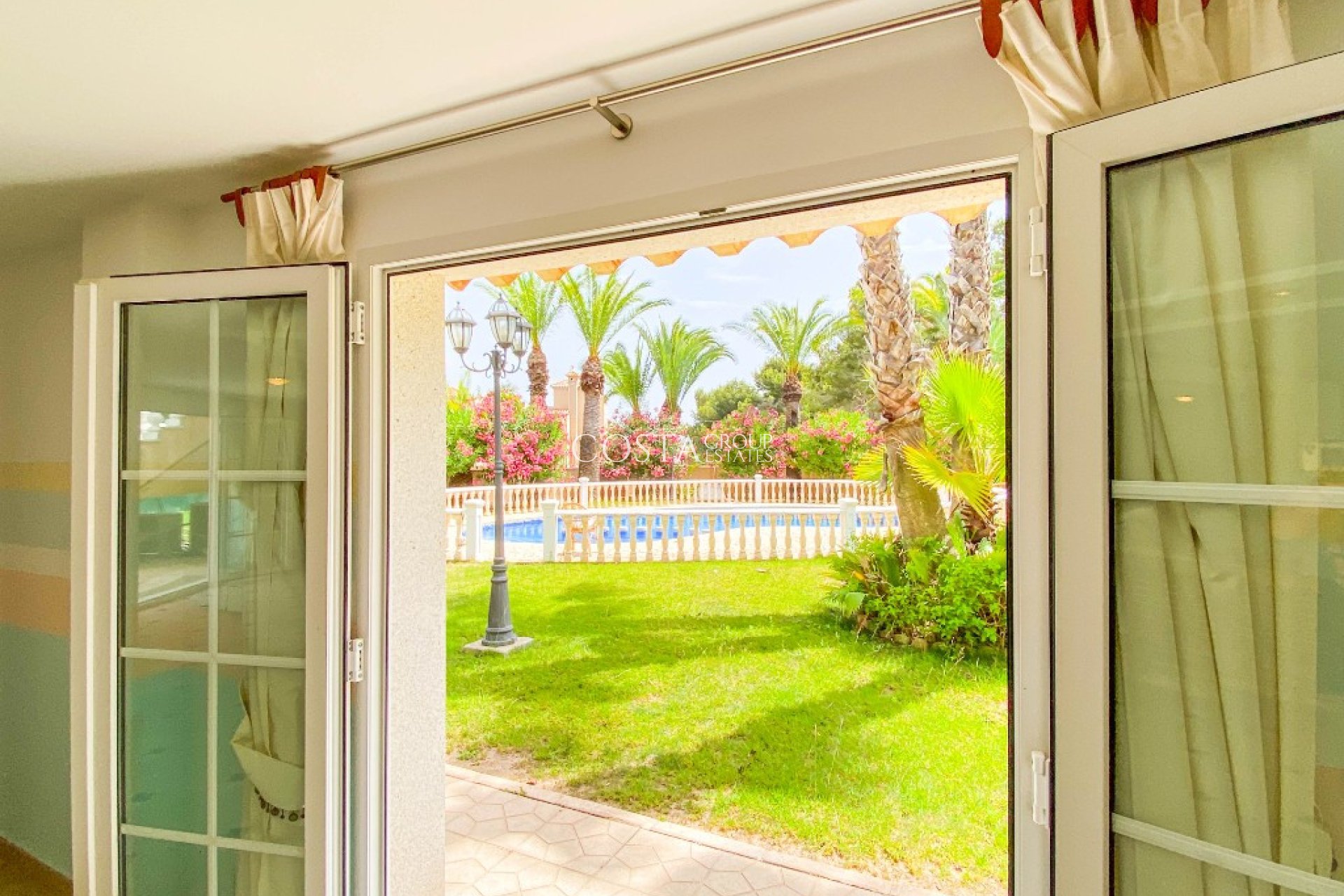 Resale - Villa -
Orihuela Costa - Villamartin