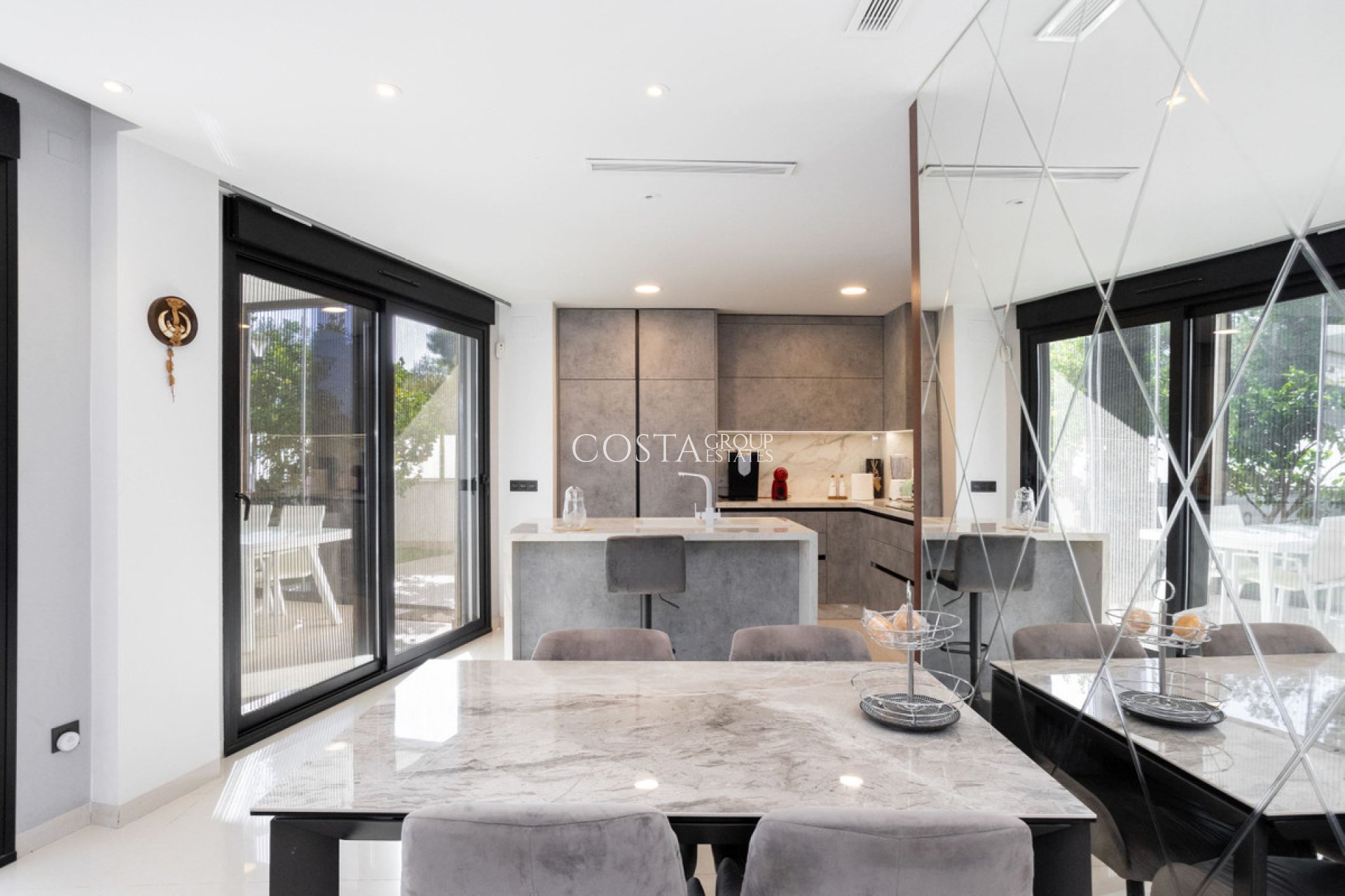 Resale - Villa -
Orihuela Costa - Villamartin