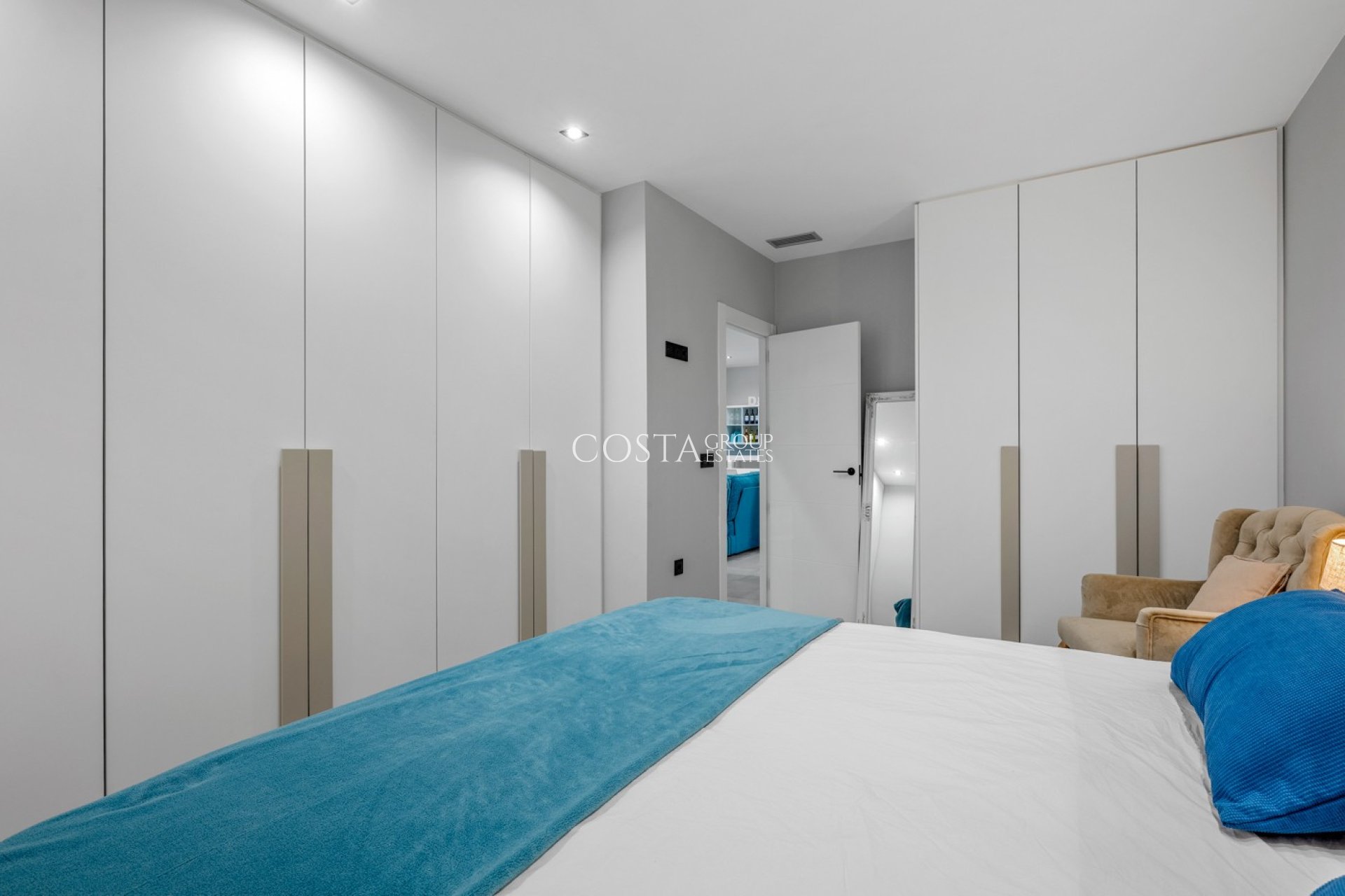 Resale - Villa -
Orihuela Costa - Villamartín