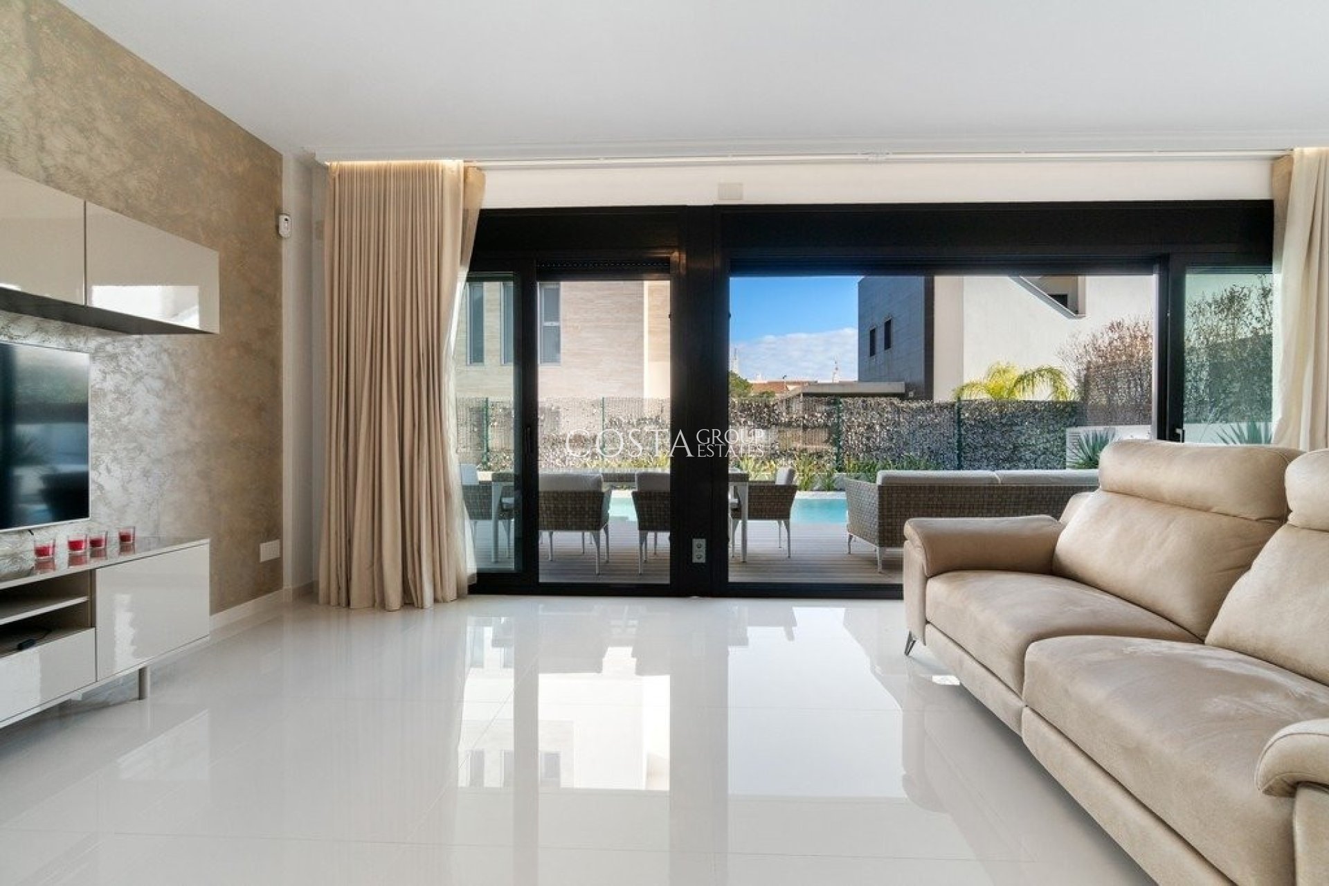 Resale - Villa -
Orihuela Costa