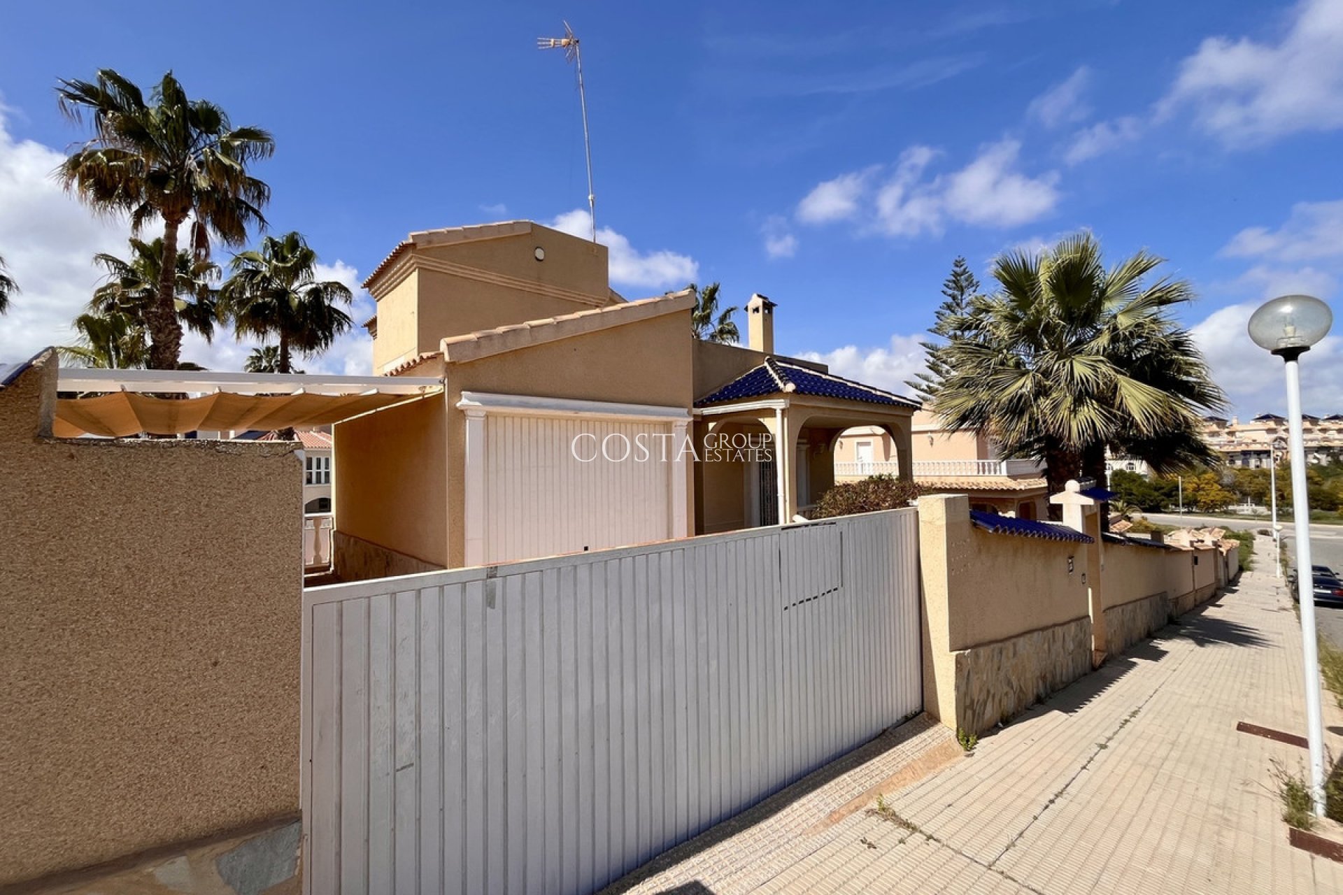 Resale - Villa -
Orihuela - La Zenia