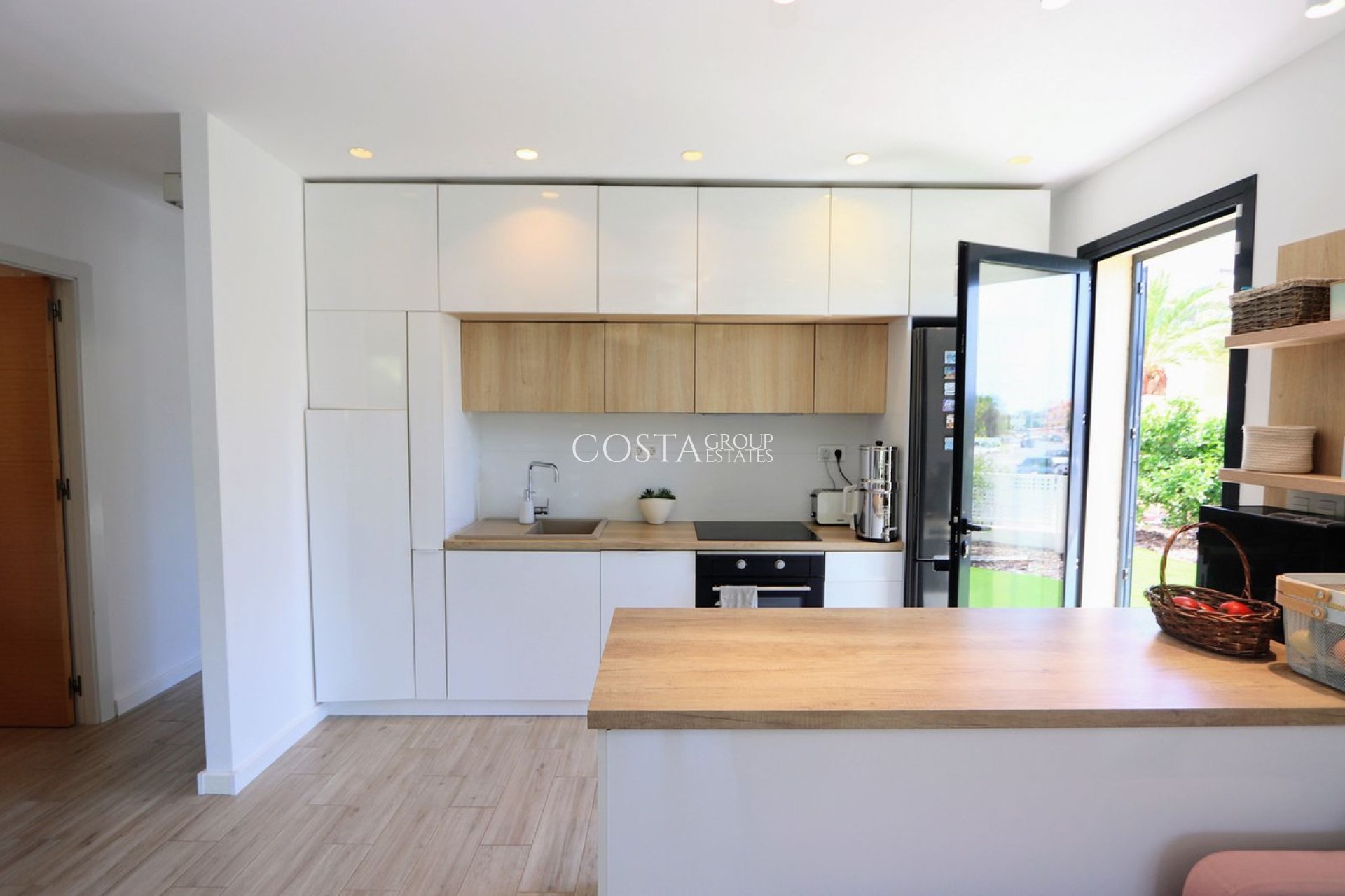 Resale - Villa -
Orihuela - La Zenia