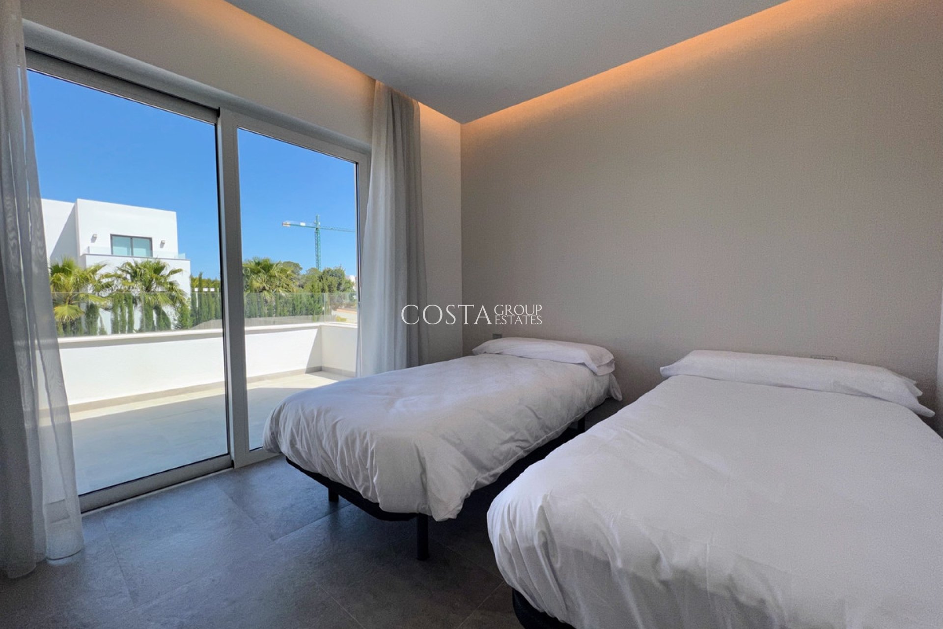 Resale - Villa -
Orihuela - Las Colinas Golf