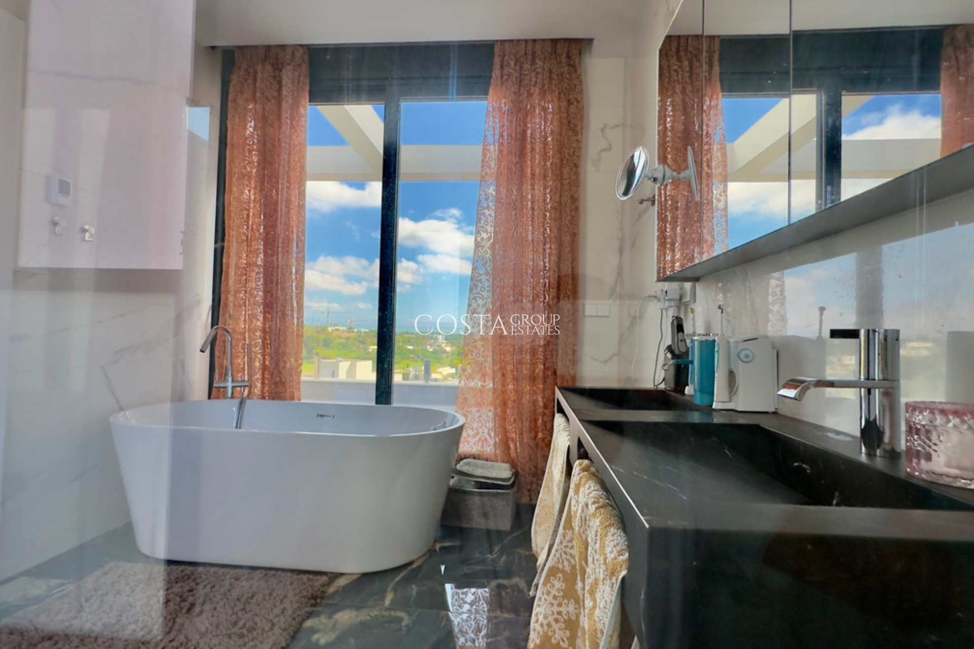 Resale - Villa -
Orihuela - Las Colinas Golf