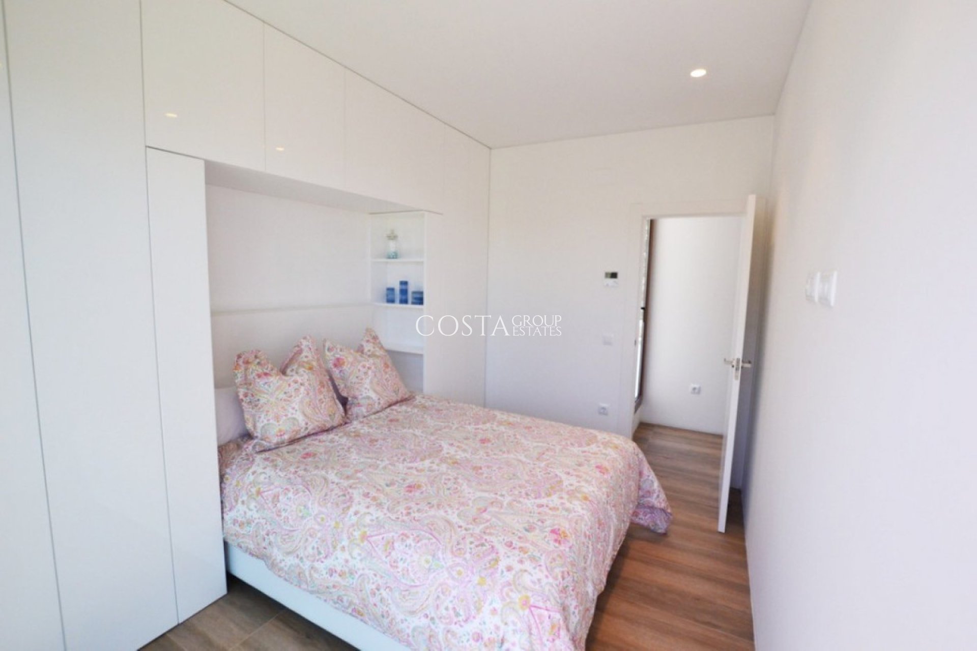 Resale - Villa -
Orihuela - Las Colinas Golf