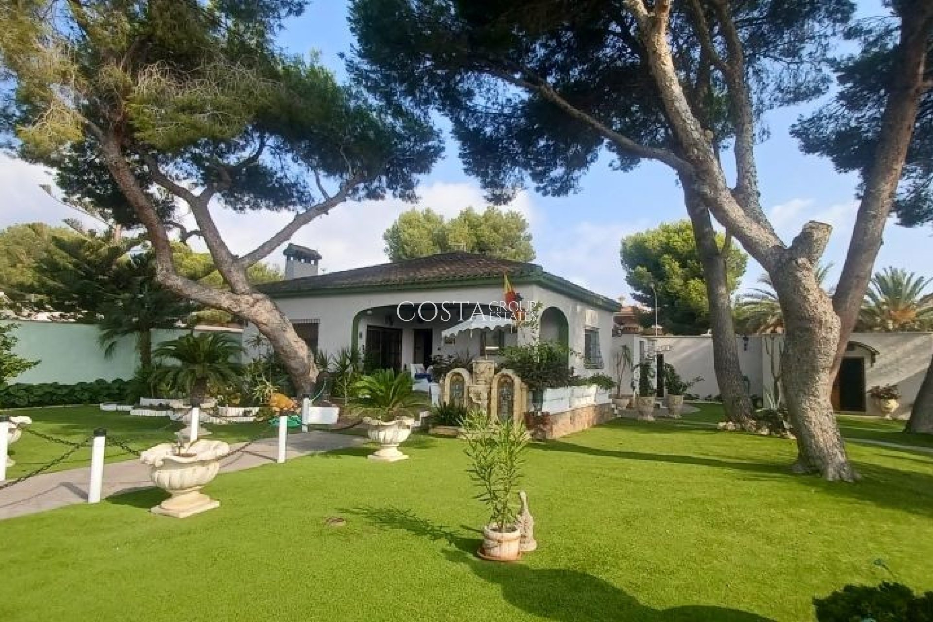 Resale - Villa -
Orihuela - Orihuela Costa
