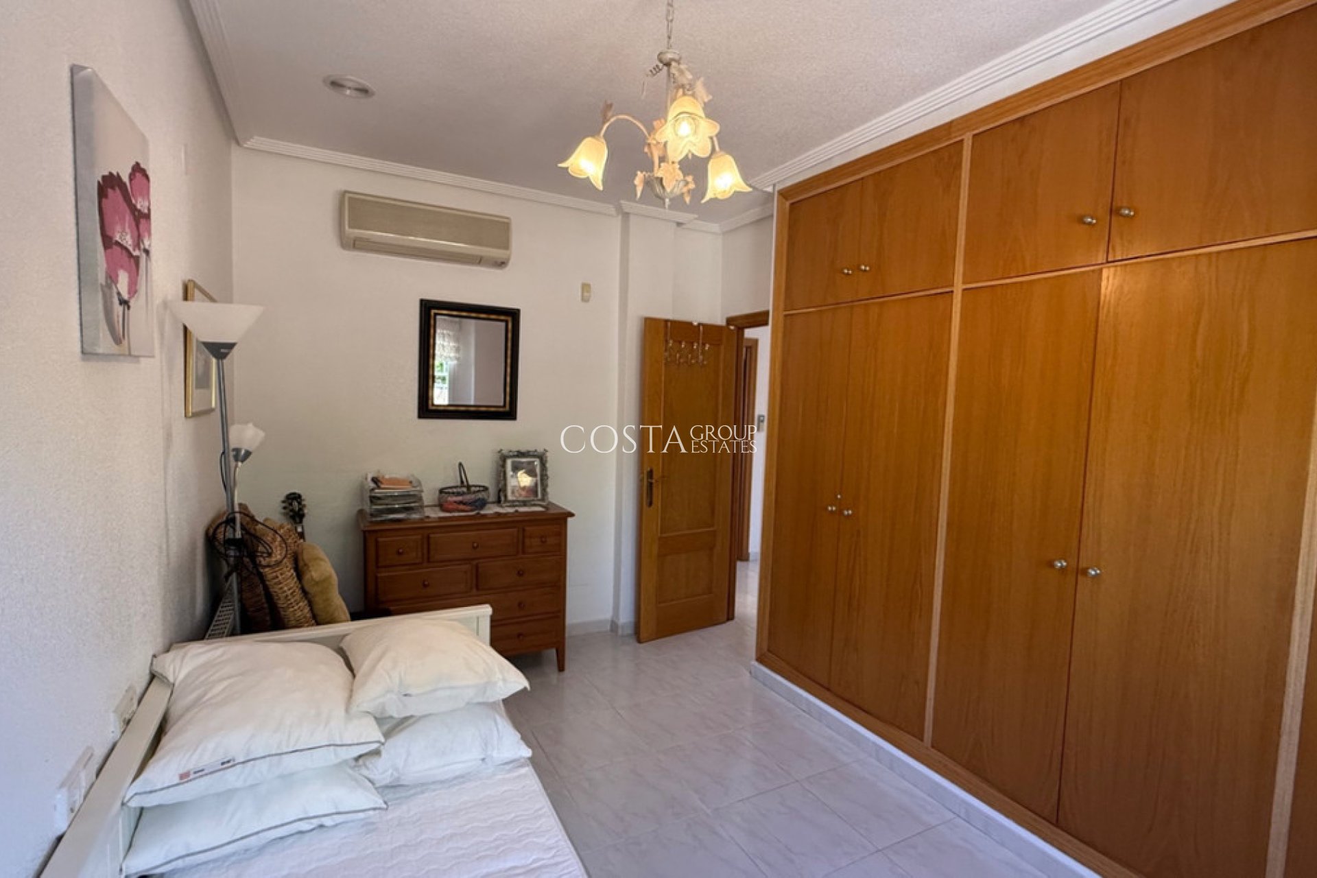 Resale - Villa -
Orihuela - Orihuela Costa