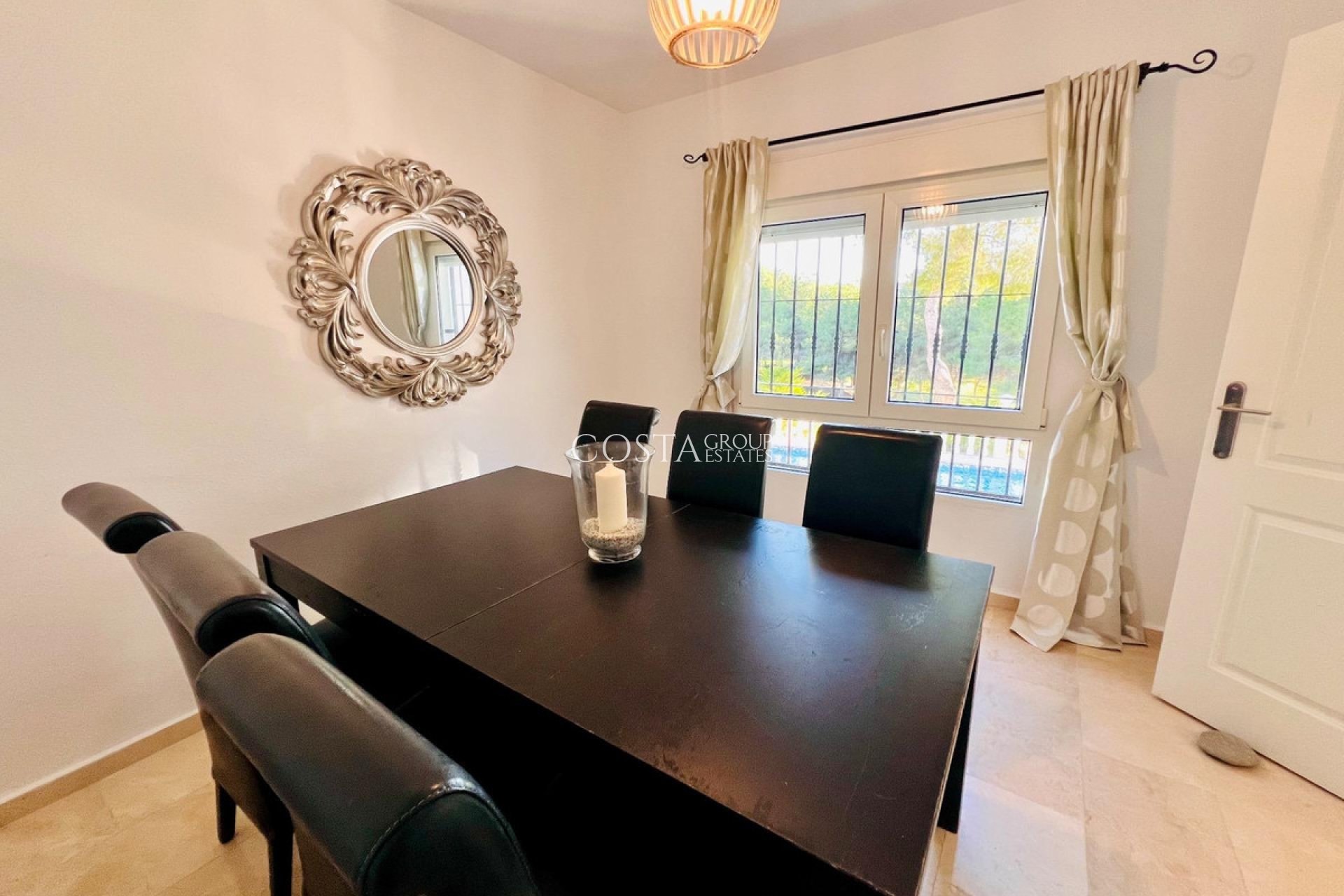 Resale - Villa -
Orihuela - Orihuela Costa