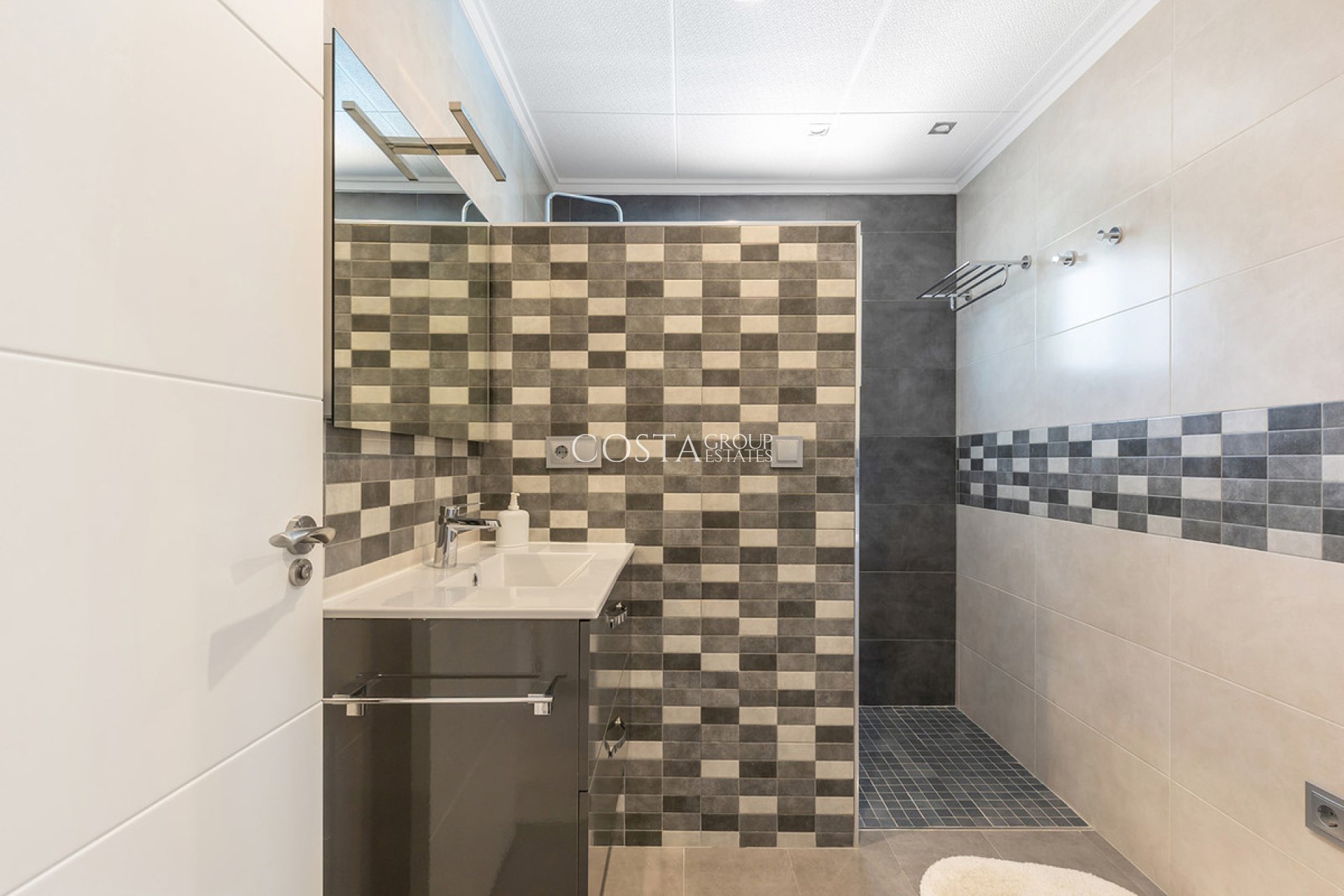 Resale - Villa -
Orihuela - Punta Prima