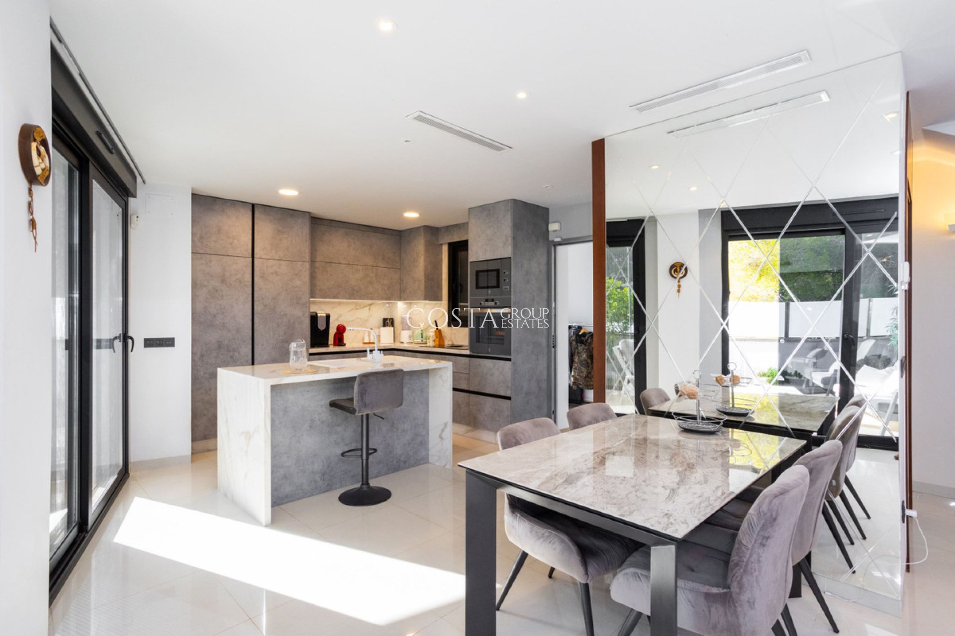 Resale - Villa -
Orihuela - Villamartin