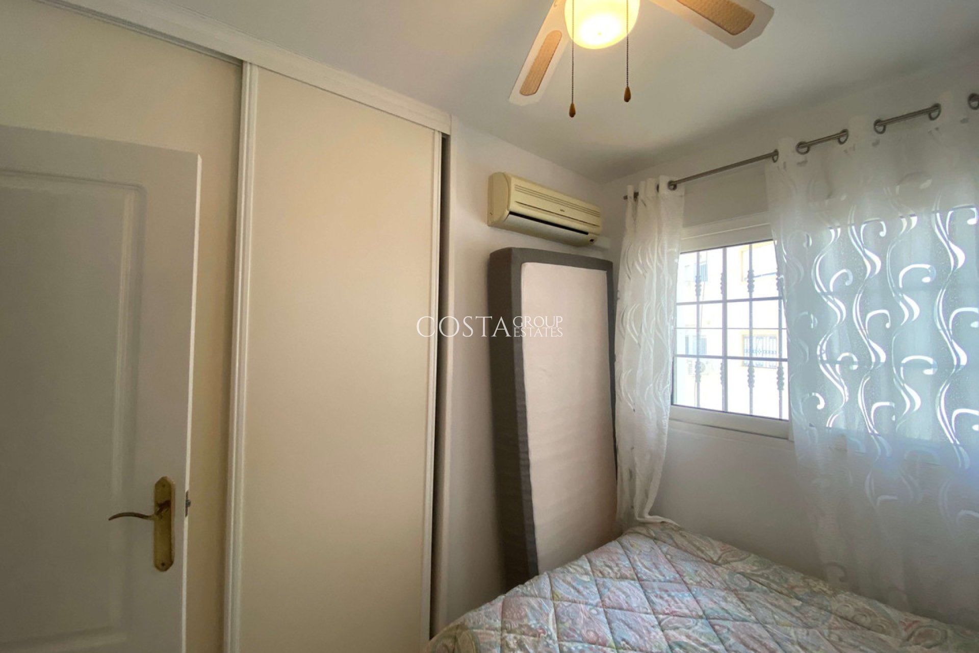 Resale - Villa -
Orihuela - Villamartin