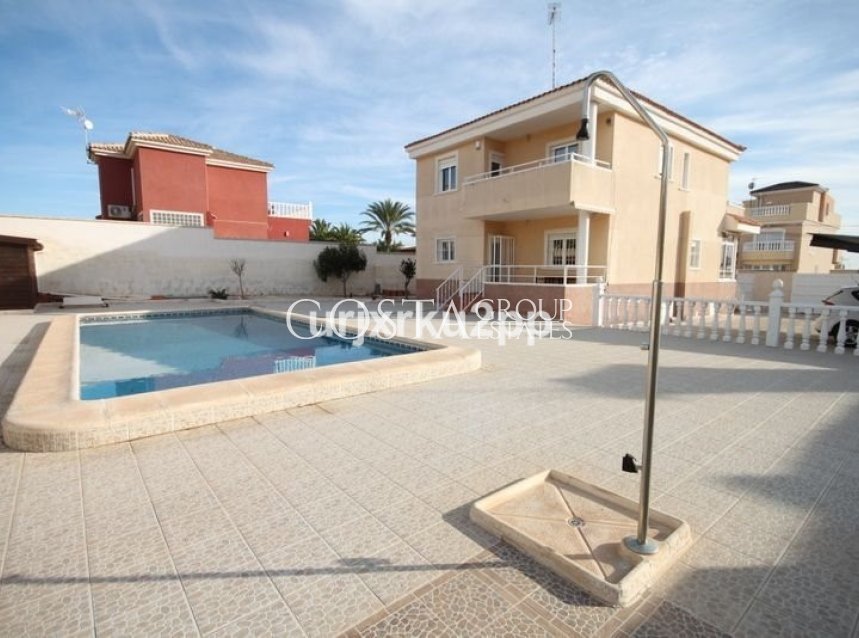 Resale - Villa -
Torrevieja - Aguas Nuevas