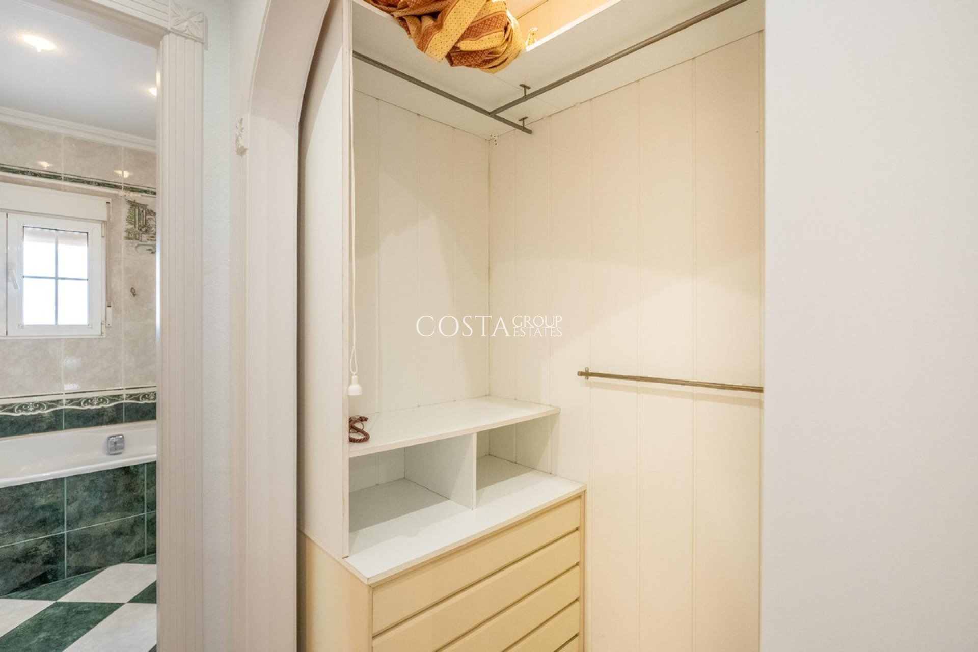 Resale - Villa -
Torrevieja - El Chaparral