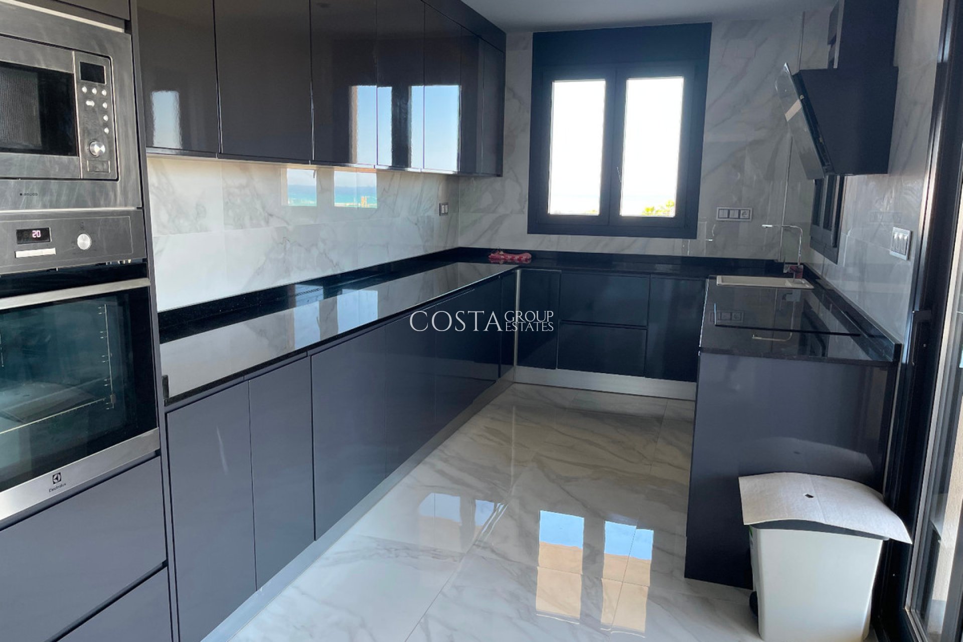 Resale - Villa -
Torrevieja - La Mata