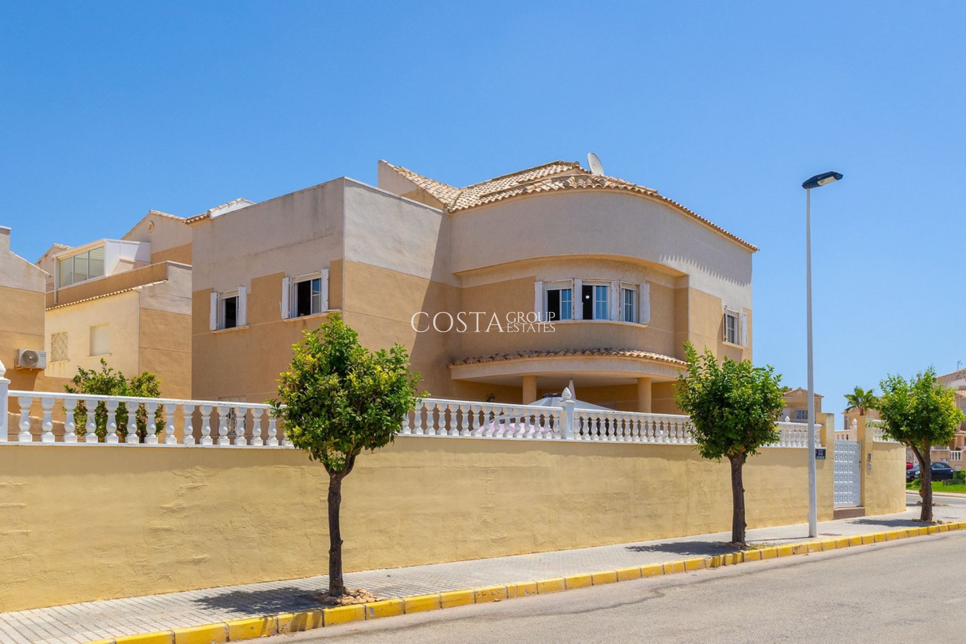 Resale - Villa -
Torrevieja - La Siesta