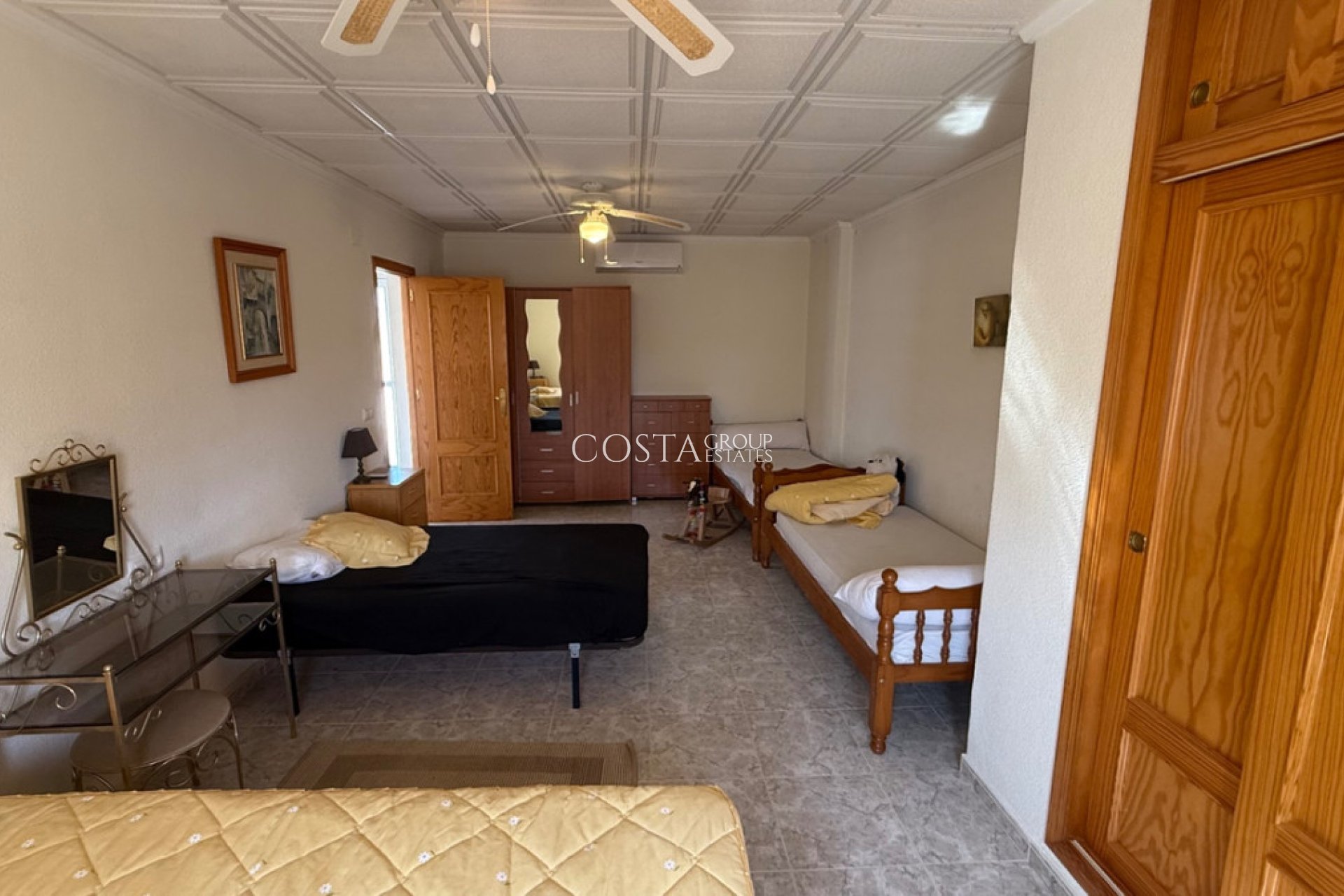 Resale - Villa -
Torrevieja - Torrevieja Centro