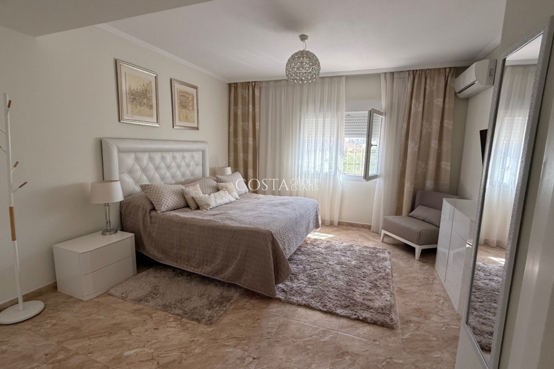 Resale - Villa -
Torrevieja - Torrevieja Centro