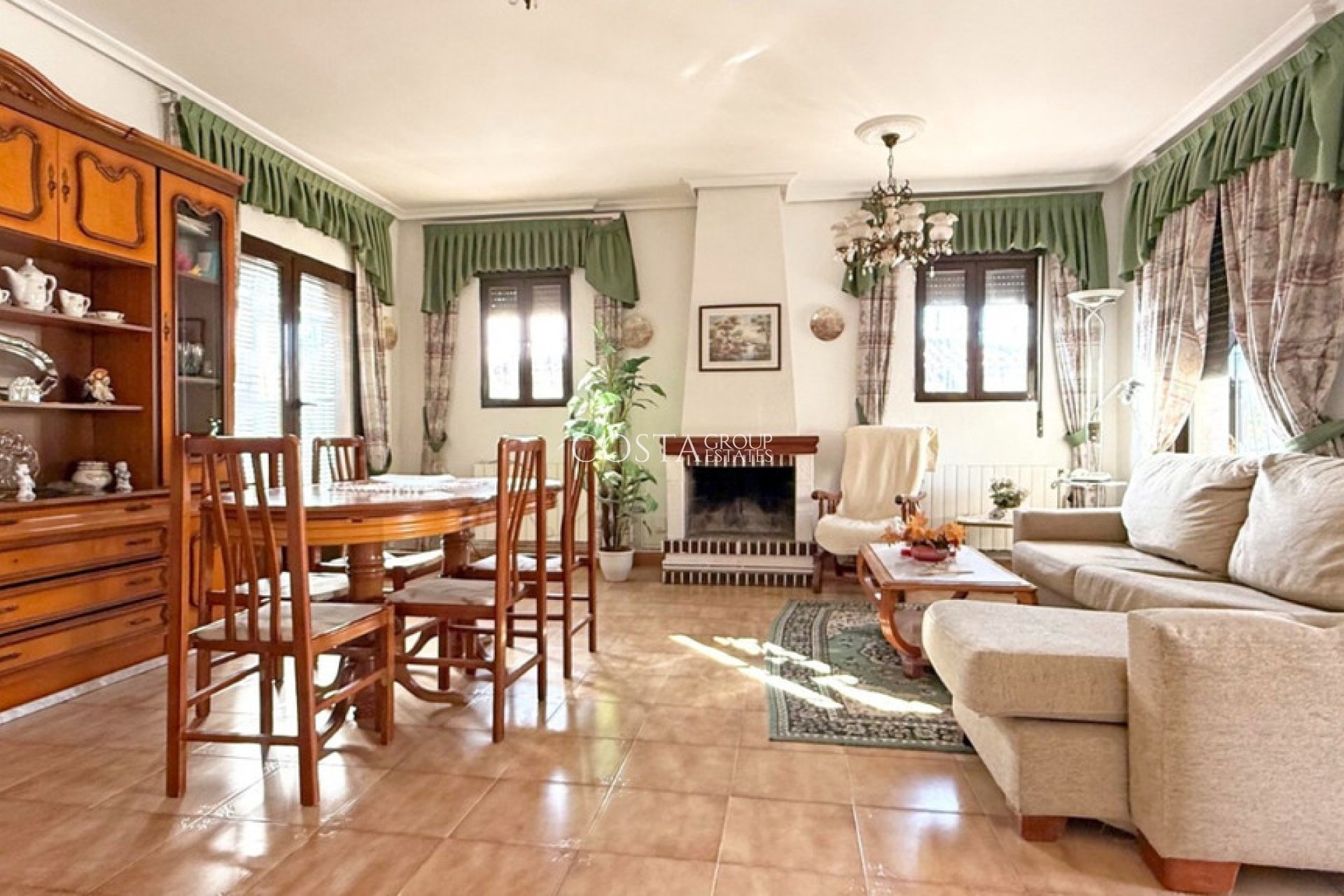 Resale - Villa -
Torrevieja - Torrevieja Centro