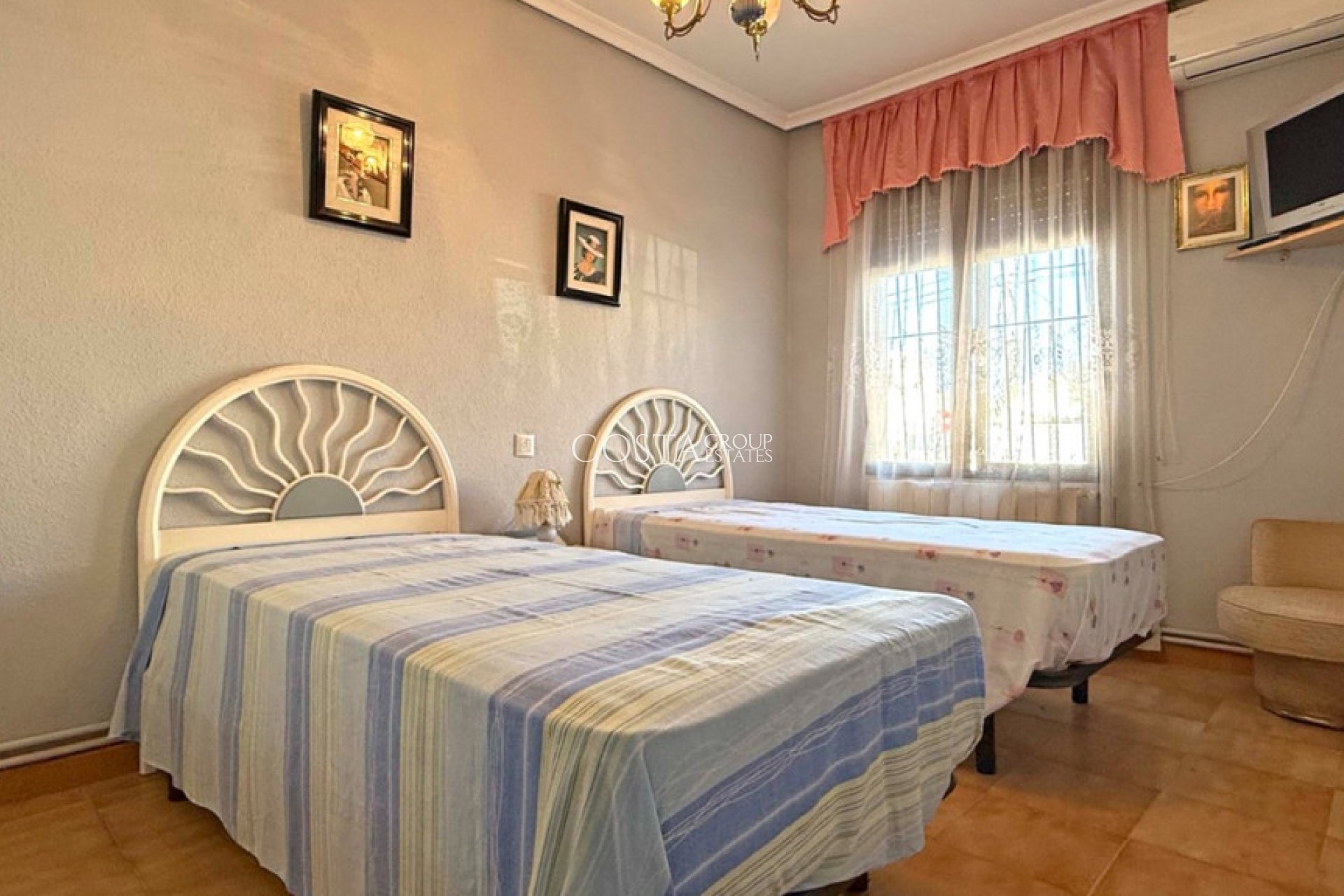 Resale - Villa -
Torrevieja - Torrevieja Centro