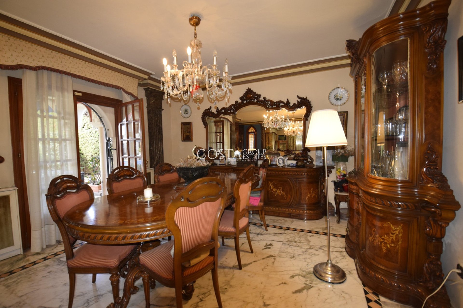 Resale - Villa -
Torrevieja - Torrevieja Centro