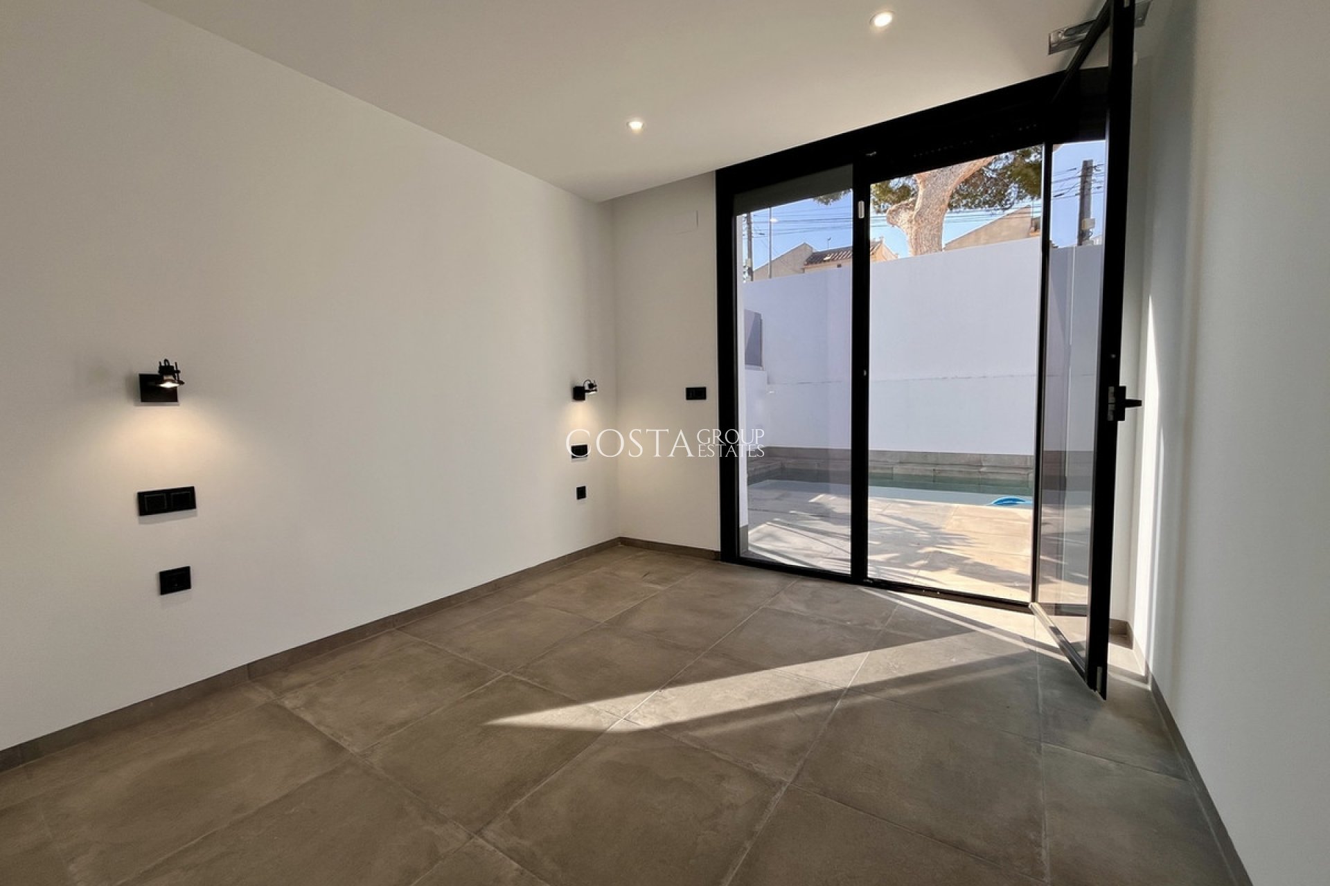 Resale - Villa -
Torrevieja - Torrevieja Centro