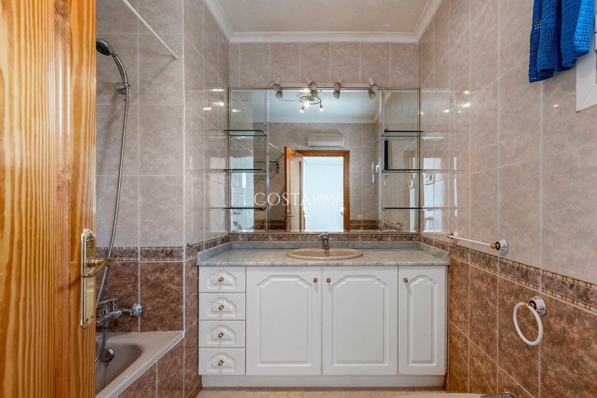 Resale - Villa -
Torrevieja - Torrevieja Centro