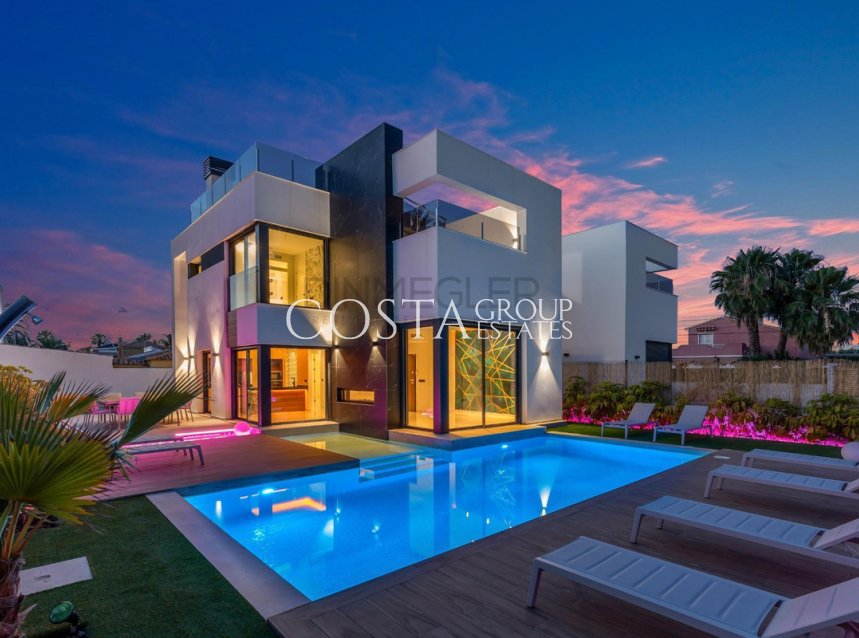 Resale - Villa -
Torrevieja - Torrevieja Centro