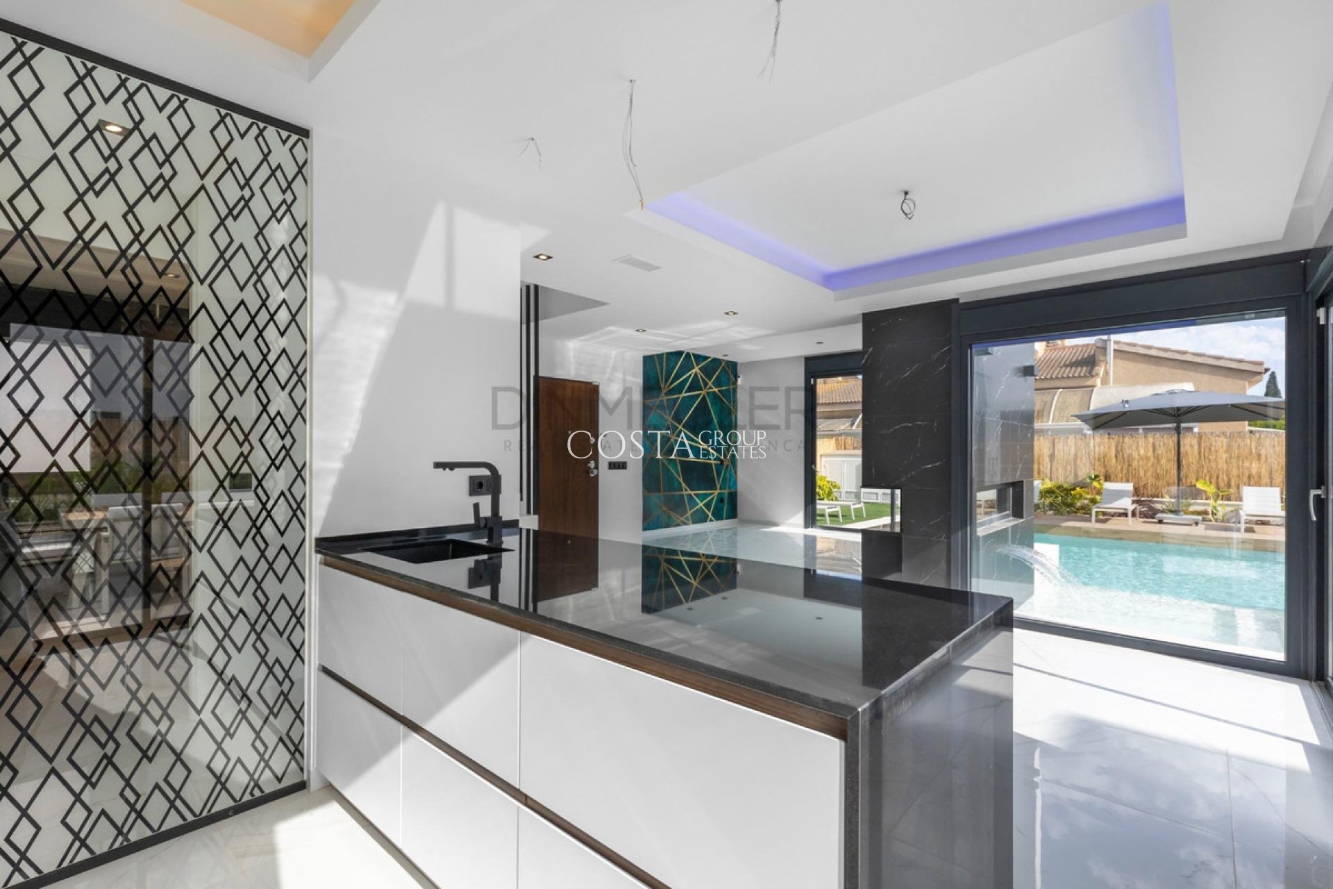 Resale - Villa -
Torrevieja - Torrevieja Centro