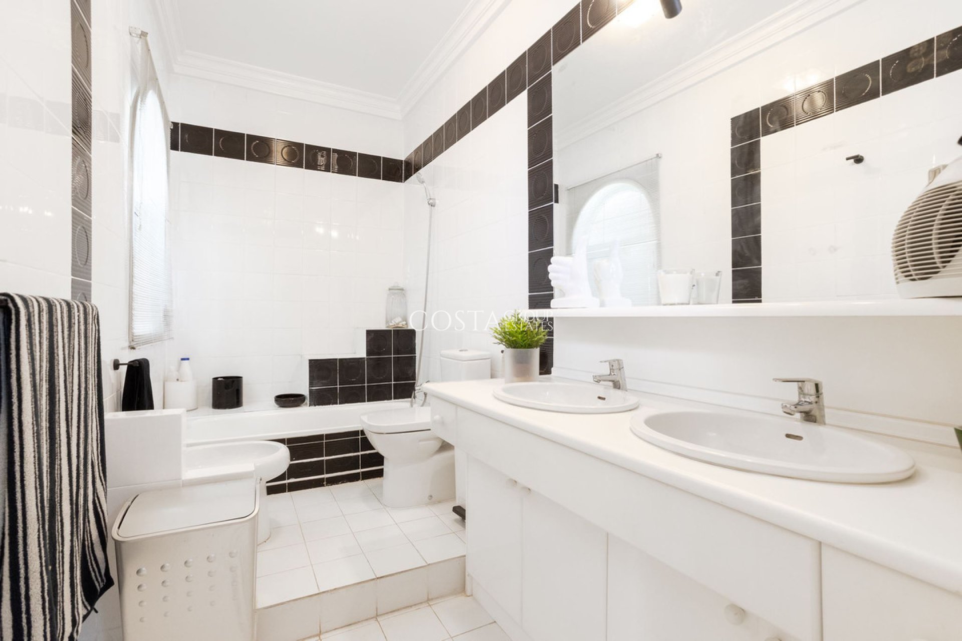 Resale - Villa -
Torrevieja - Torrevieja Centro