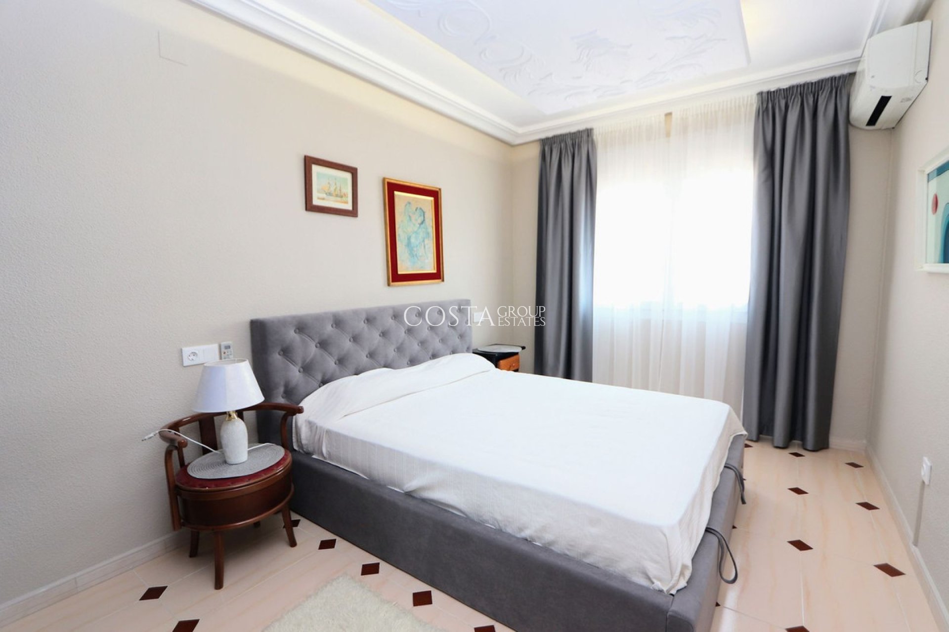 Resale - Villa -
Torrevieja - Torrevieja Centro