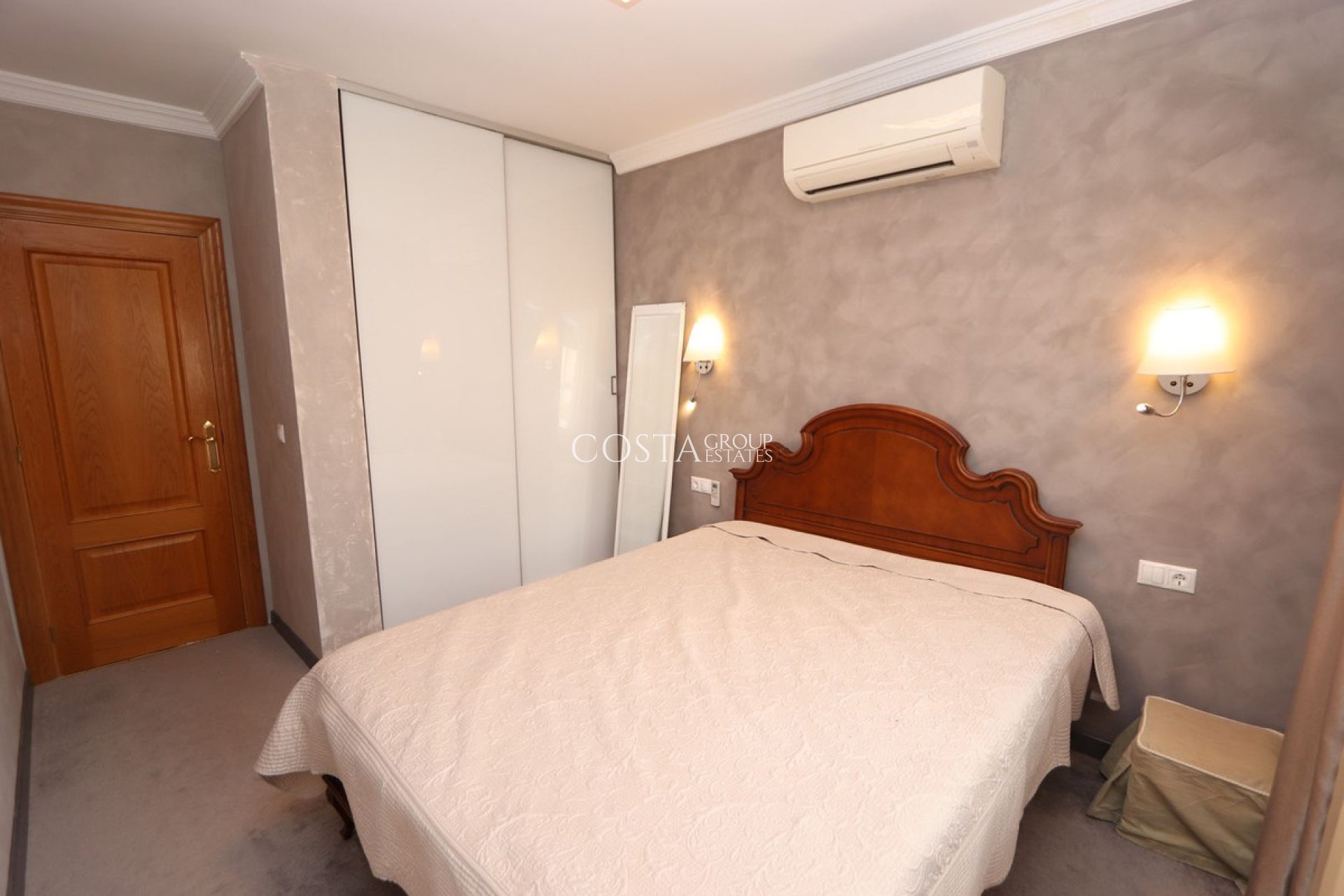 Resale - Villa -
Torrevieja - Torrevieja Centro