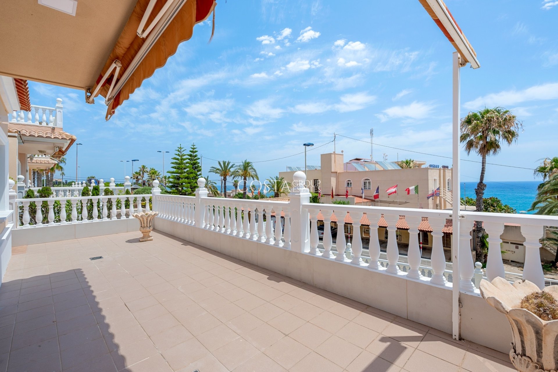 Resale - Villa -
Torrevieja