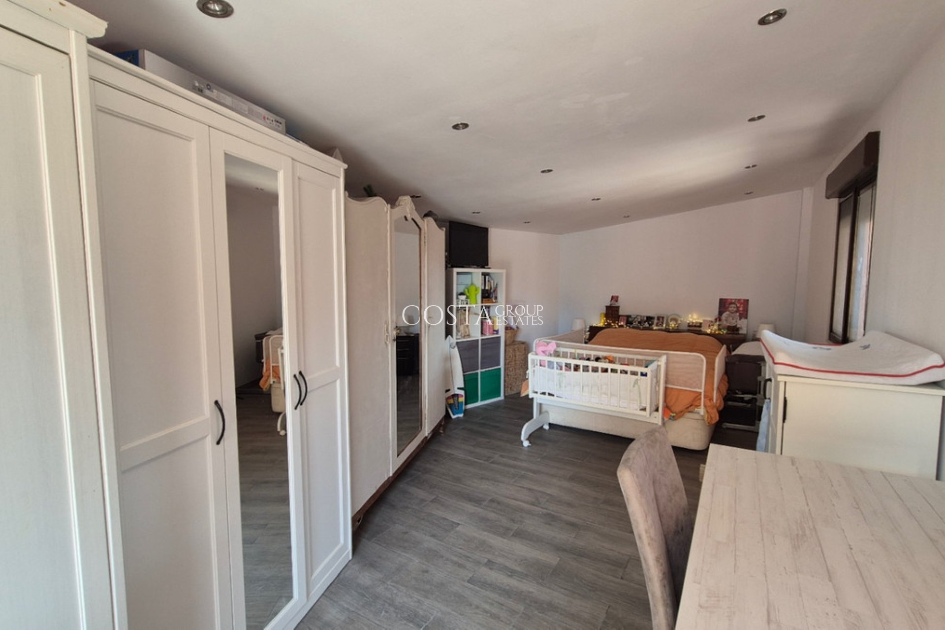 Resale - Villa -
Torrevieja