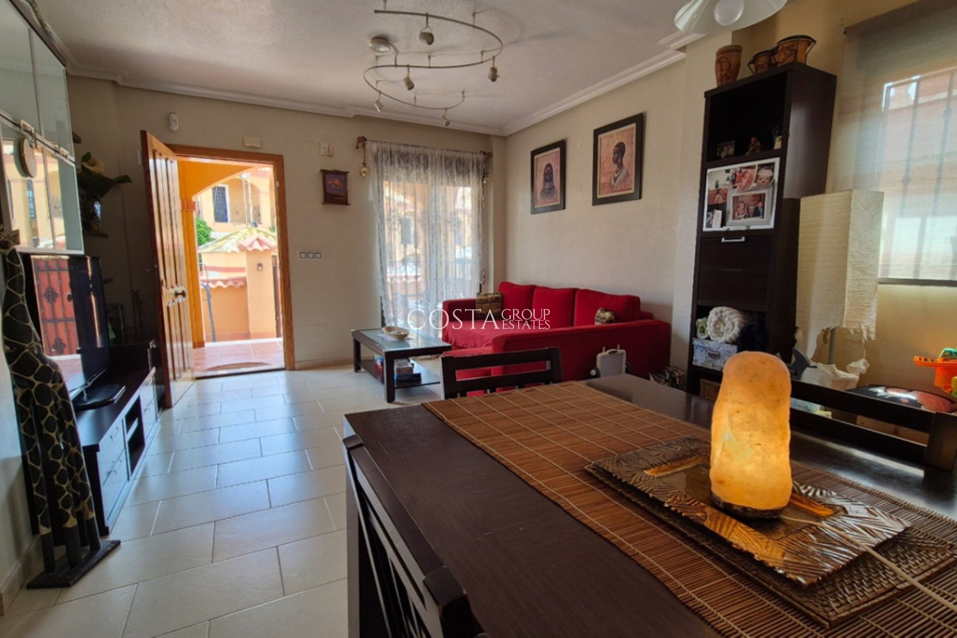 Resale - Villa -
Torrevieja