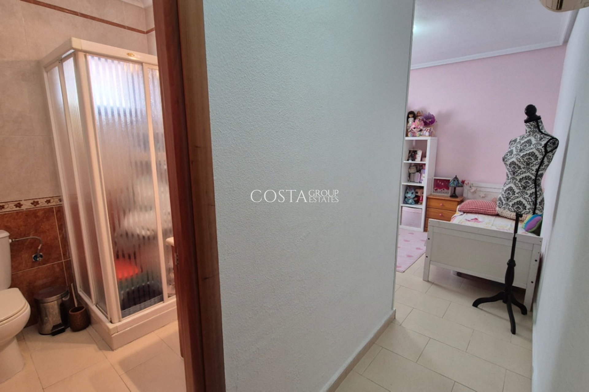 Resale - Villa -
Torrevieja