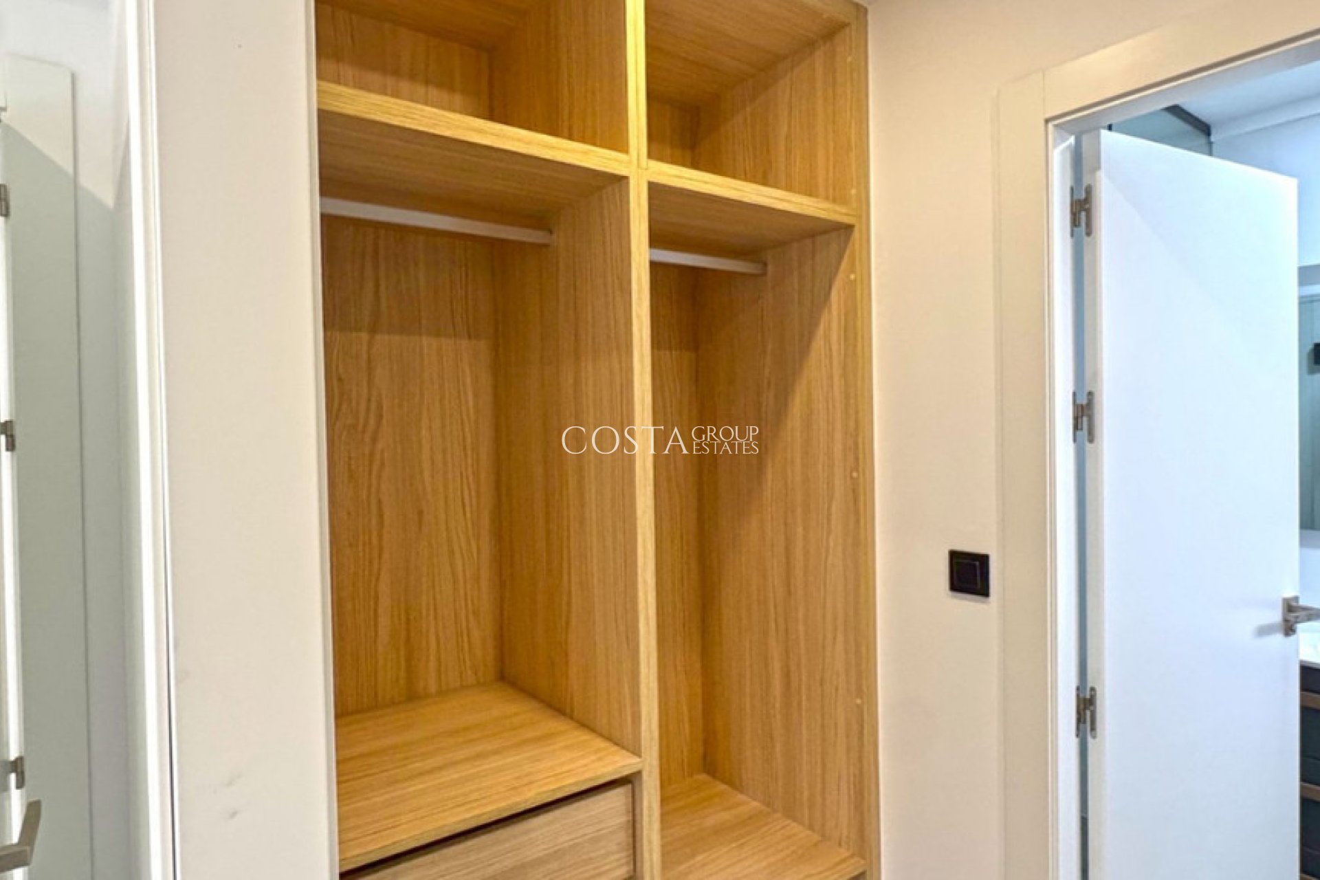 Resale - Villa -
Torrevieja