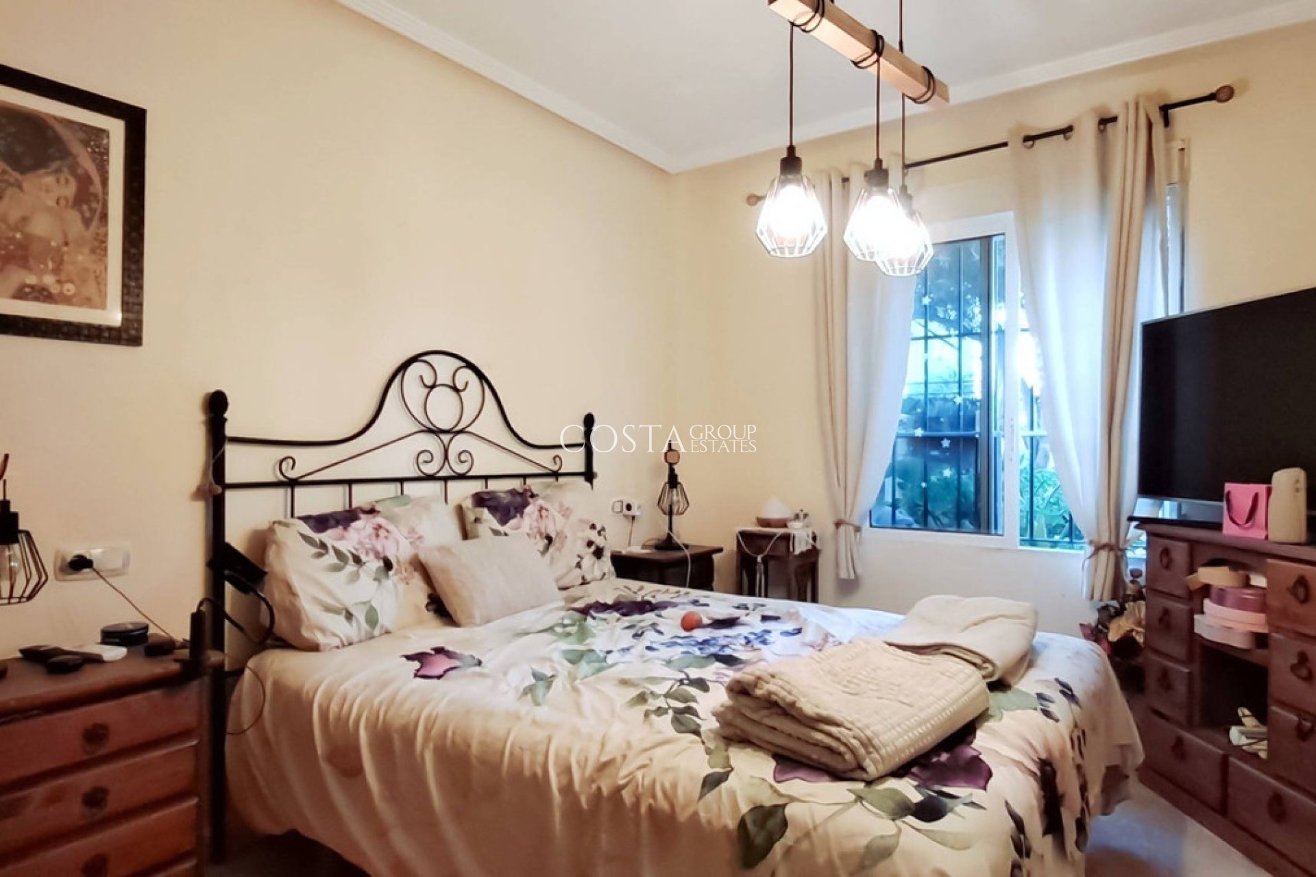 Resale - Villa -
Torrevieja